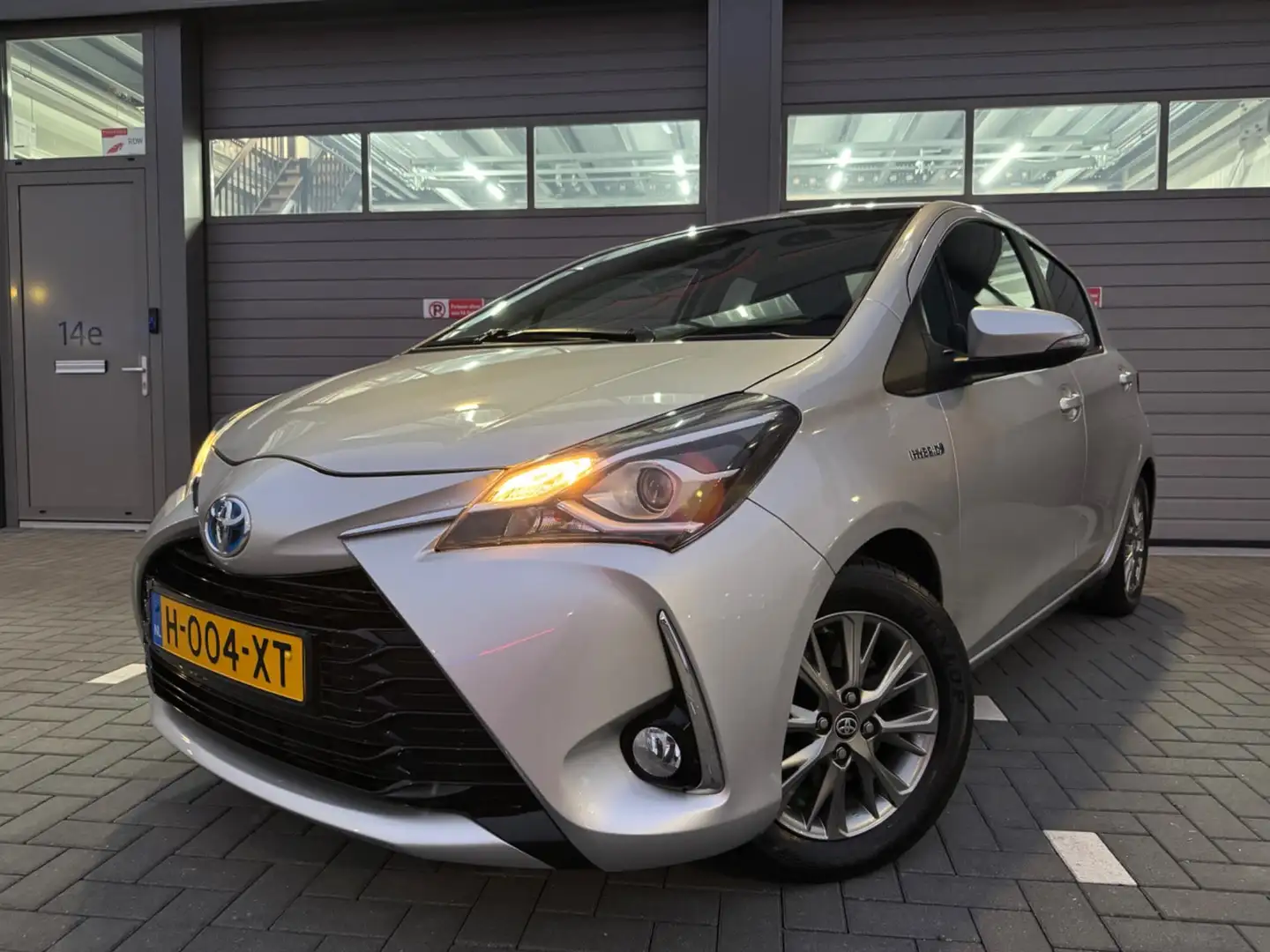 Toyota Yaris 1.5 Hybrid Active Full Option Automaat Grijs - 2