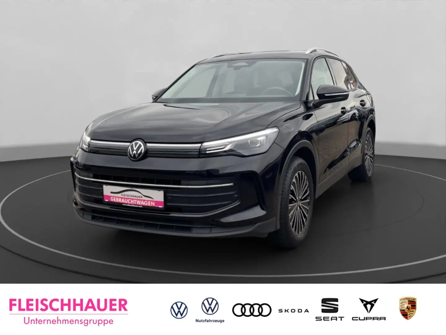Volkswagen Tiguan 2.0 TDI Life Navi VC RFK LED ACC Apple CarPlay And Zwart - 1