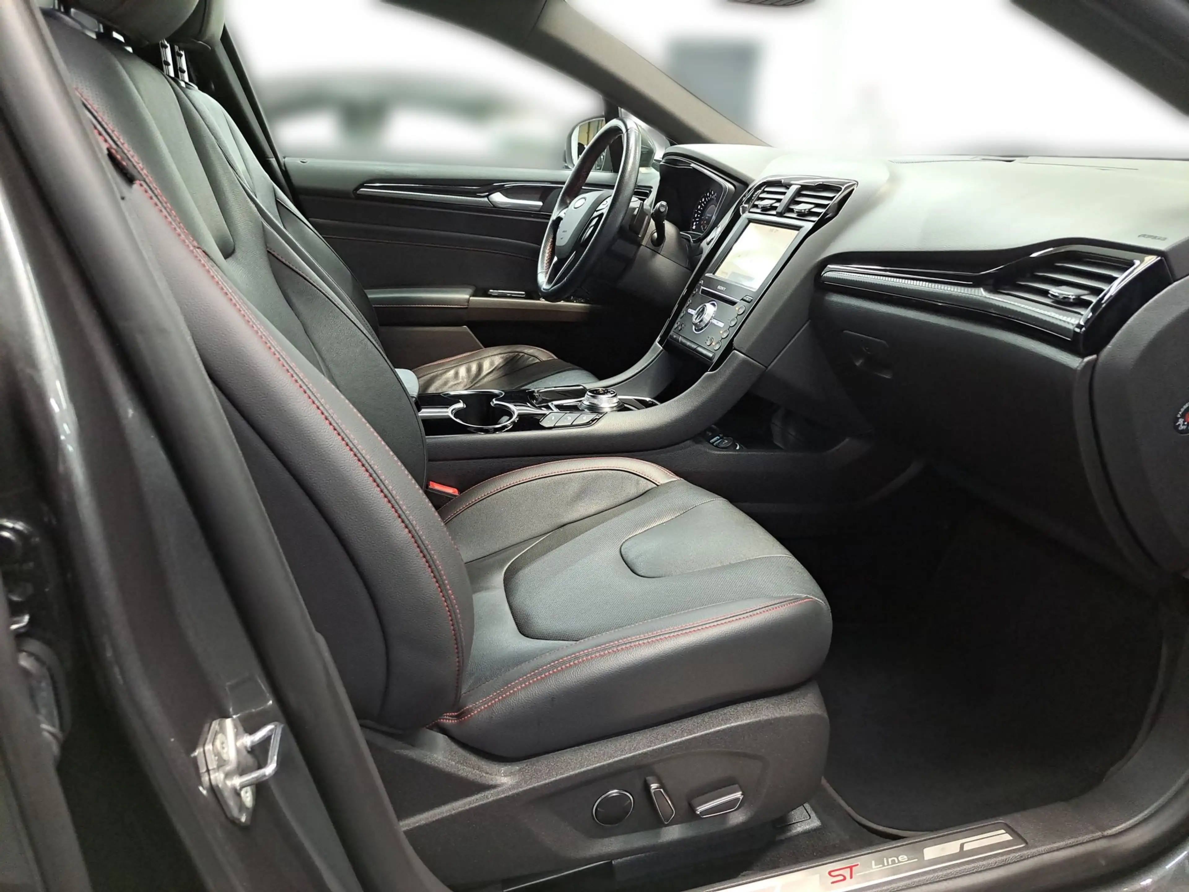 Ford Mondeo Turnier 2.0 Aut. ST-Line NAVI RFK LED LED — photo 18