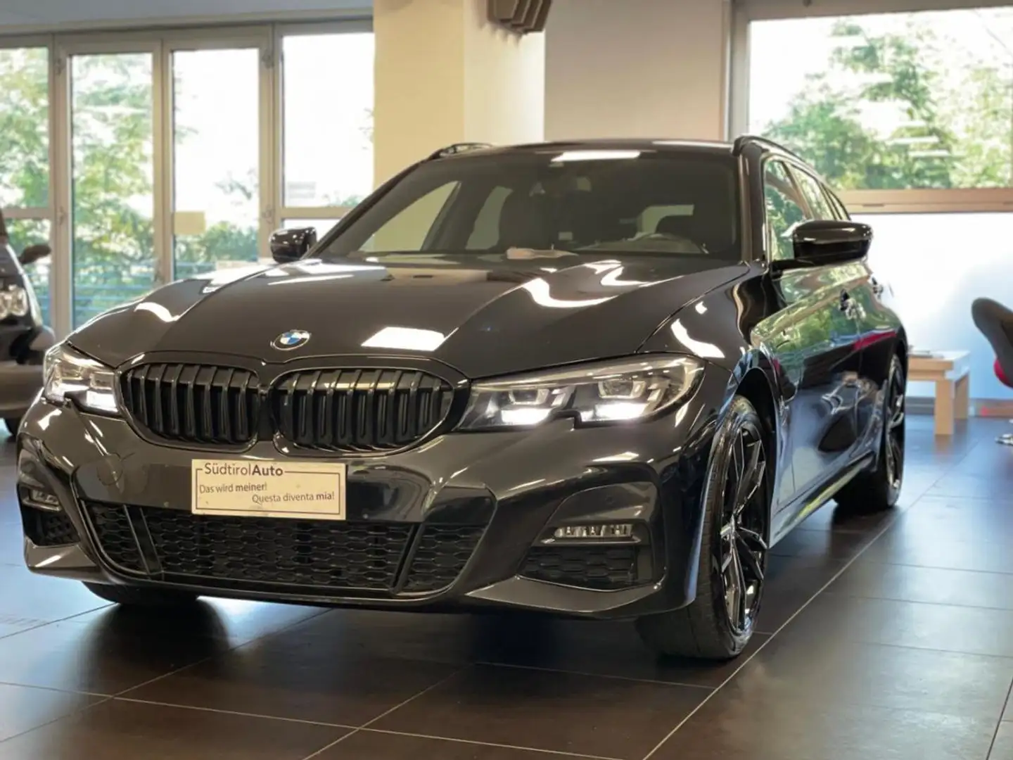 BMW 330 e Touring Msport Zwart - 1