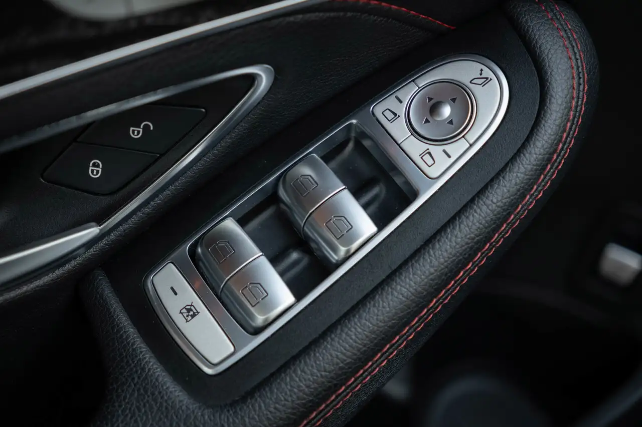Mercedes-Benz C-Class снимка Mercedes-Benz C-Class