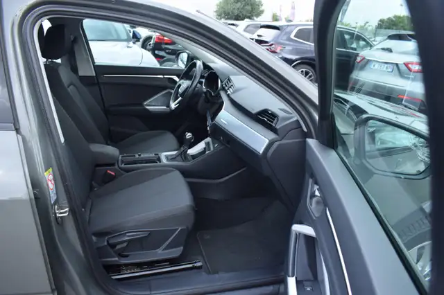 Audi Q3 view 12