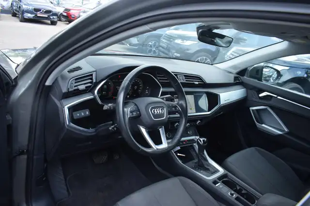 Audi Q3 view 11