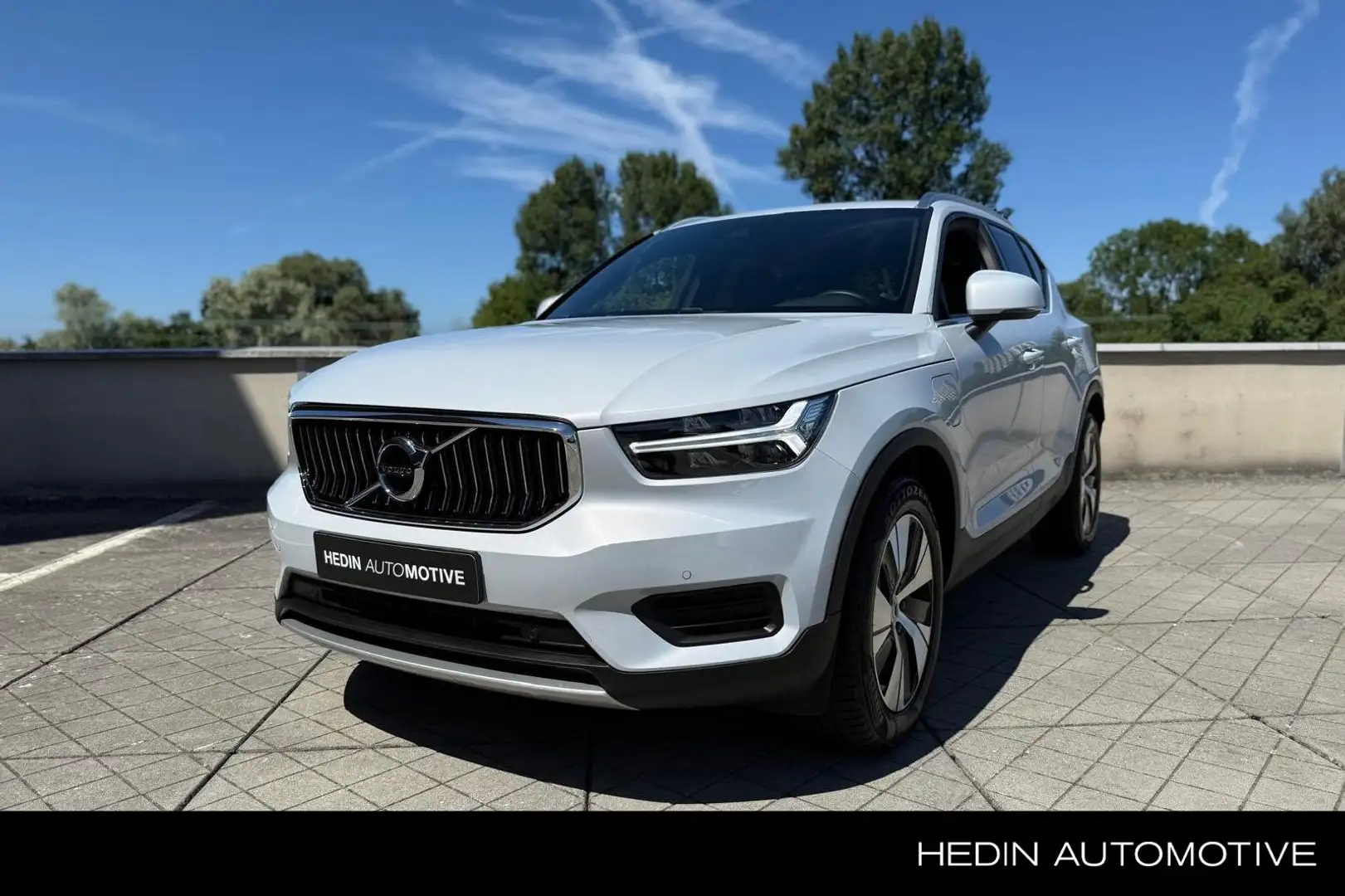 Volvo XC40 T5 Plug In Hybride Momentum+ | Parkeercamera Achte Wit - 1