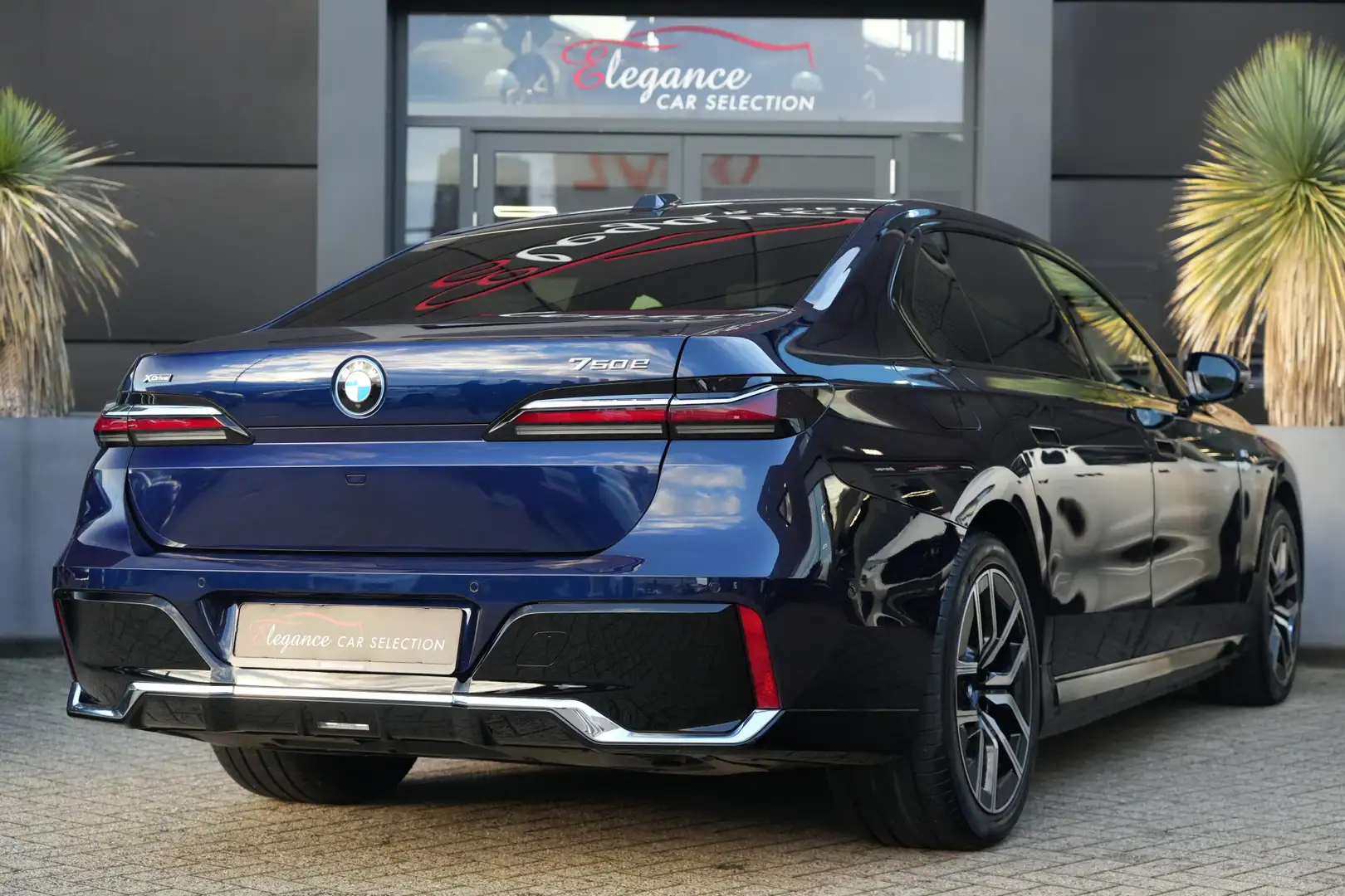 BMW 750 7-serie 750e xDrive M Sport 489pk ExclusiveLounge/ Blauw - 2