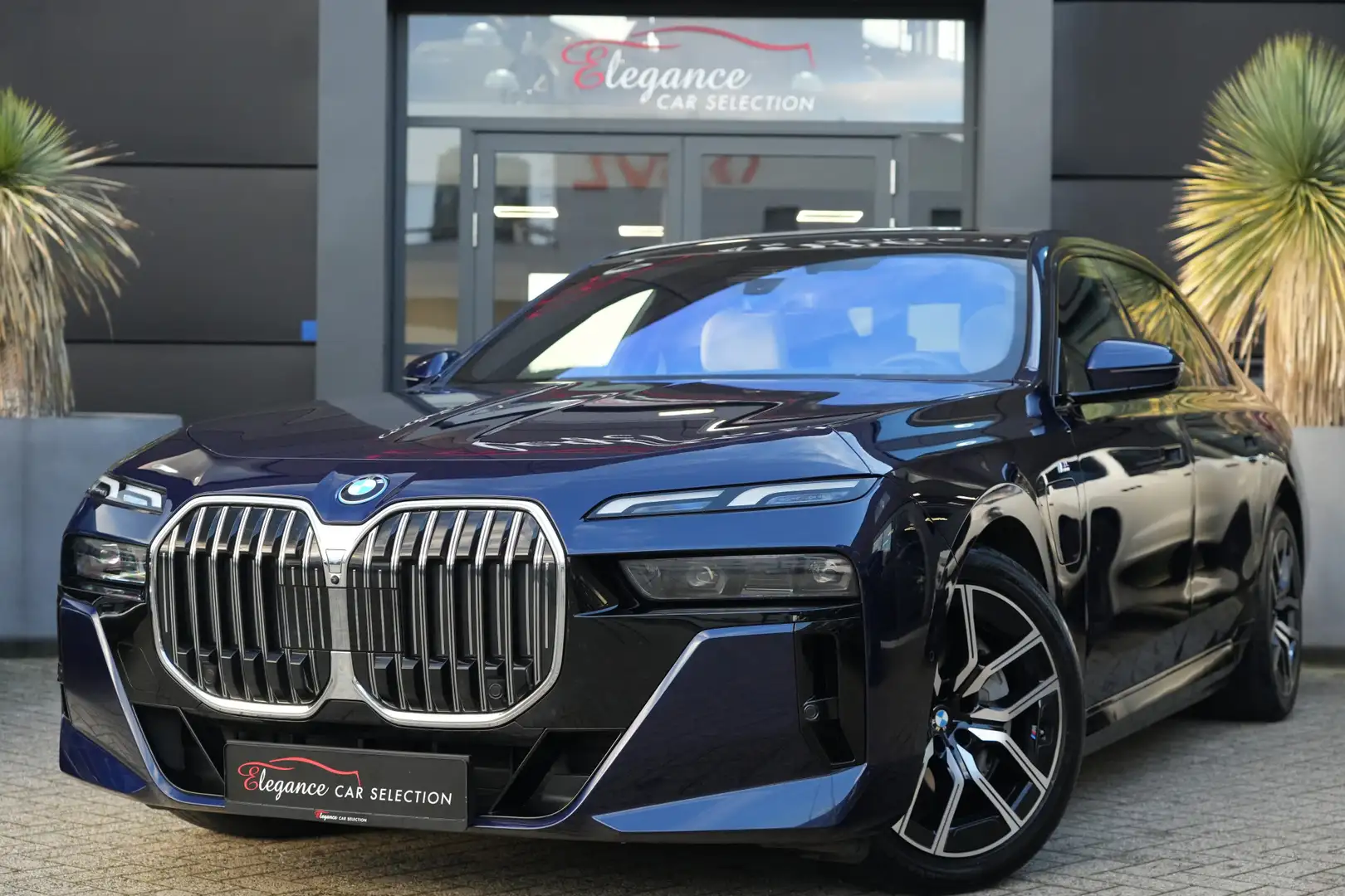 BMW 750 7-serie 750e xDrive M Sport 489pk ExclusiveLounge/ Blauw - 1