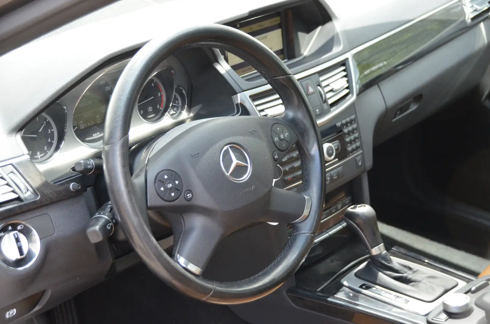 Mercedes-Benz E 220 E 220 CDI BlueEfficiency /LEDER/NAVI/PANORAMA Grau - 2