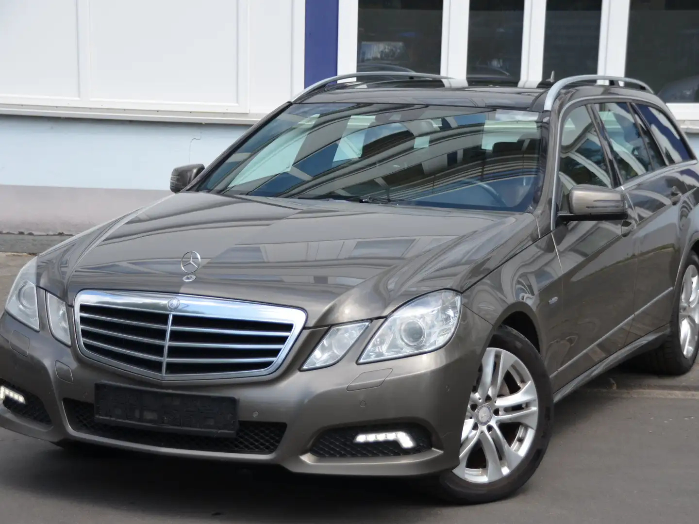 Mercedes-Benz E 220 E 220 CDI BlueEfficiency /LEDER/NAVI/PANORAMA Grau - 1