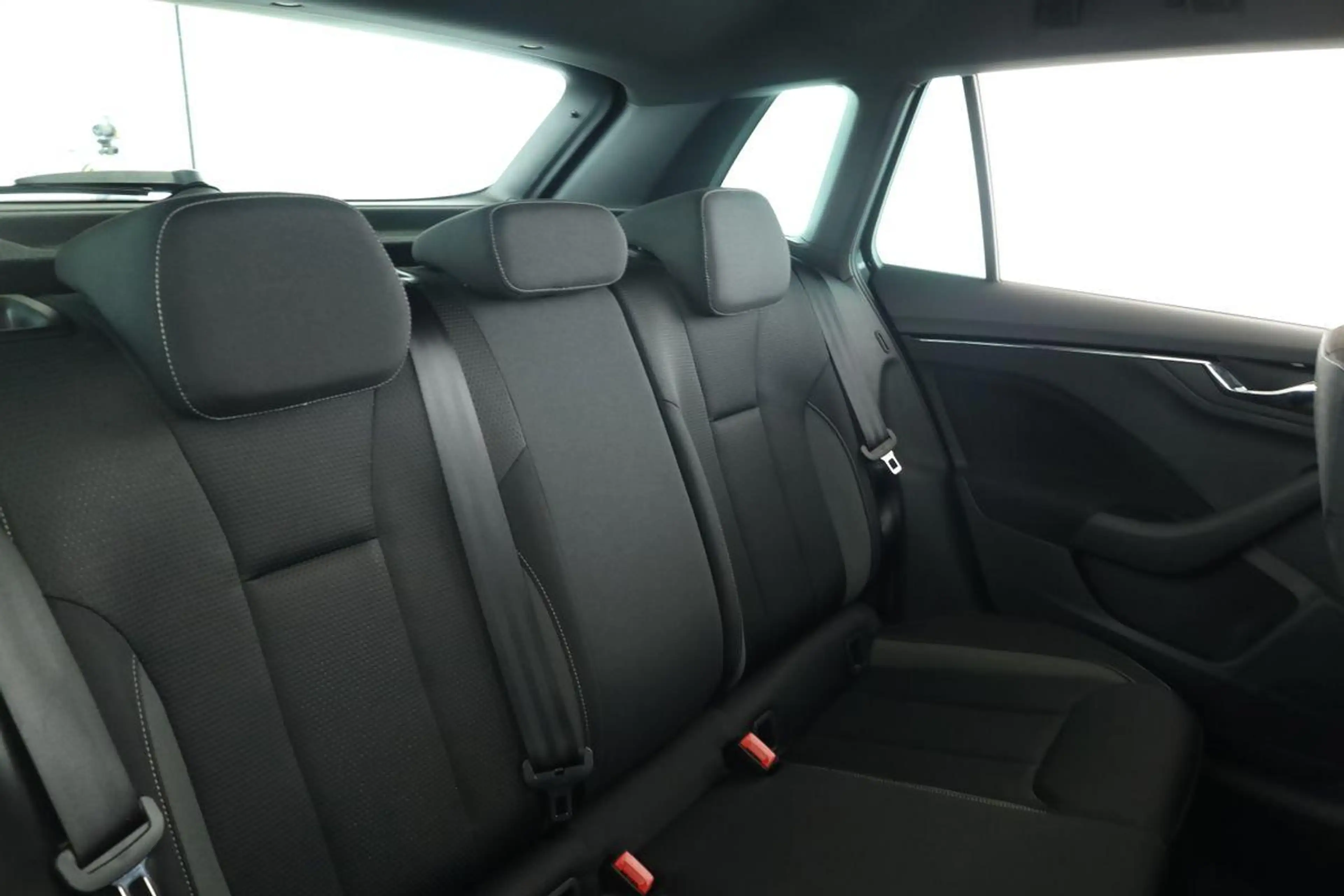 Skoda Kamiq 1.0 TSI DSG Tour LED Pano SmartLink Kam +3 — photo 13