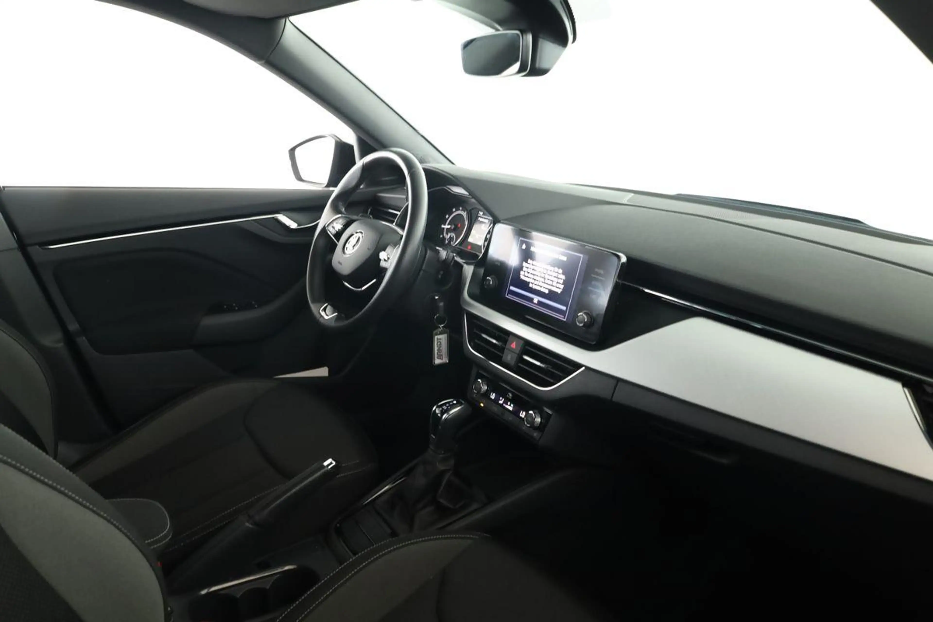 Skoda Kamiq 1.0 TSI DSG Tour LED Pano SmartLink Kam +3 — photo 12