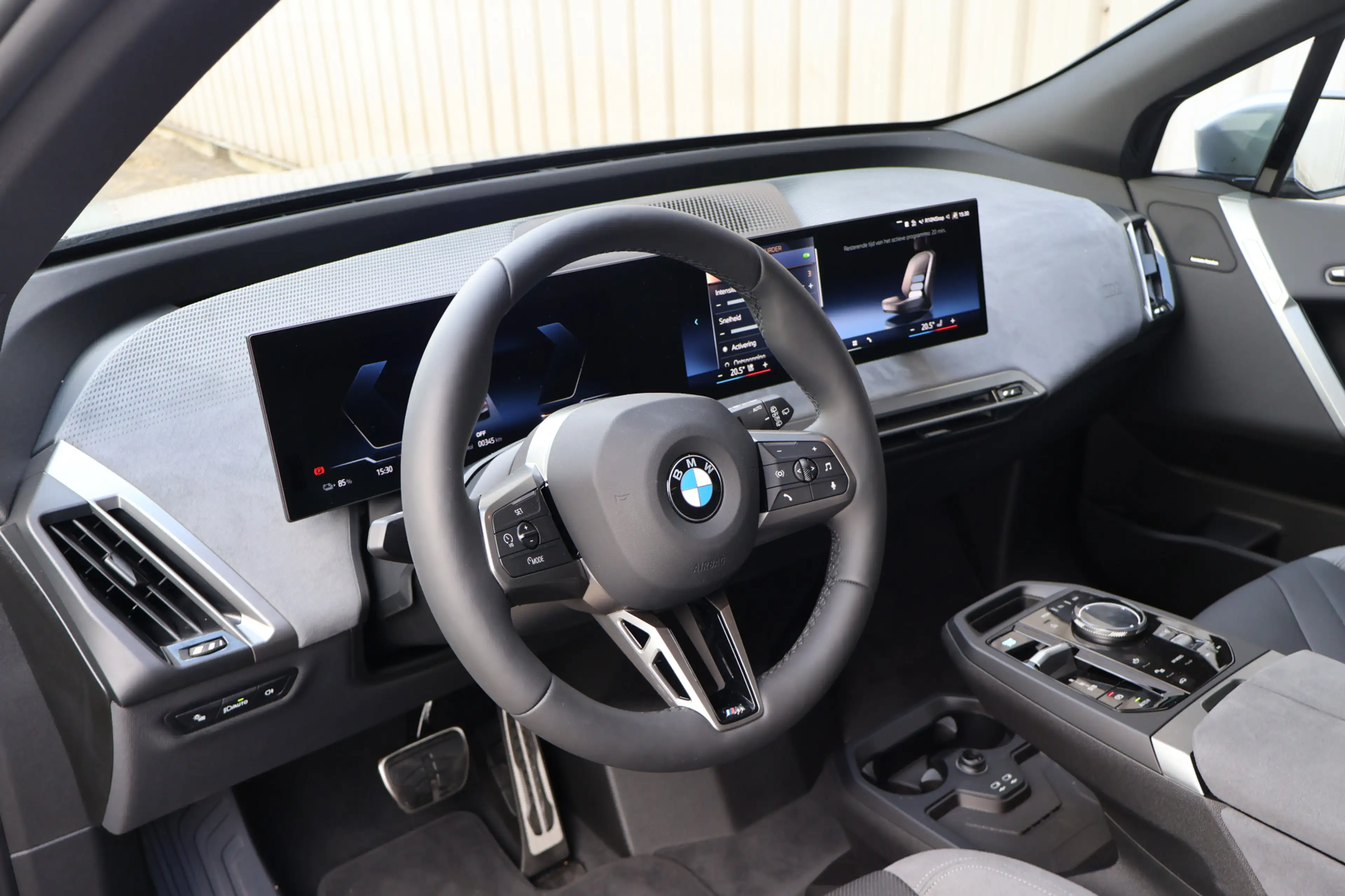 BMW iX xDrive45 101 kWh — photo 13