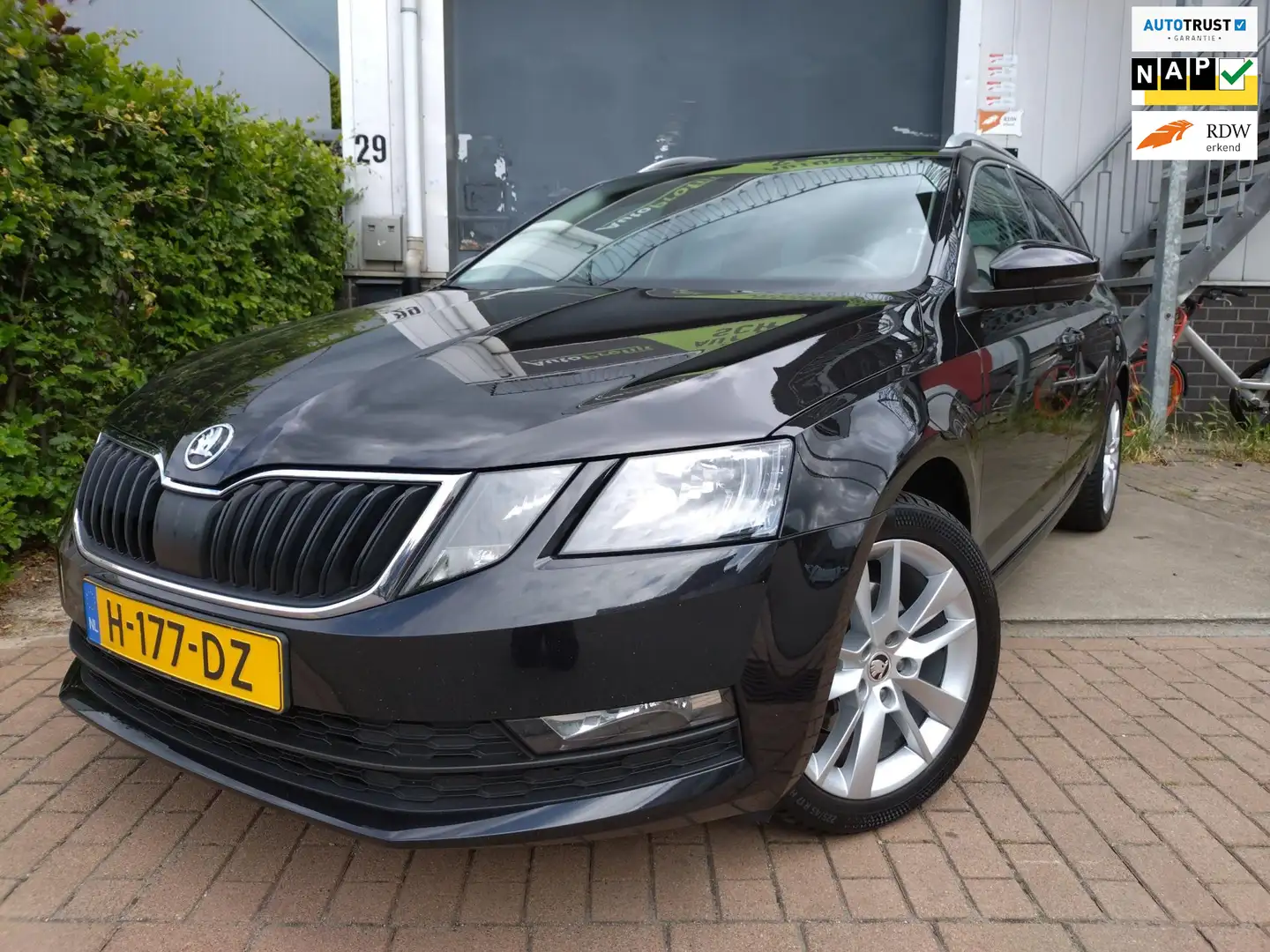 Skoda Octavia Combi 1.0 TSI Greentech Clever Edition DSG Zwart - 1