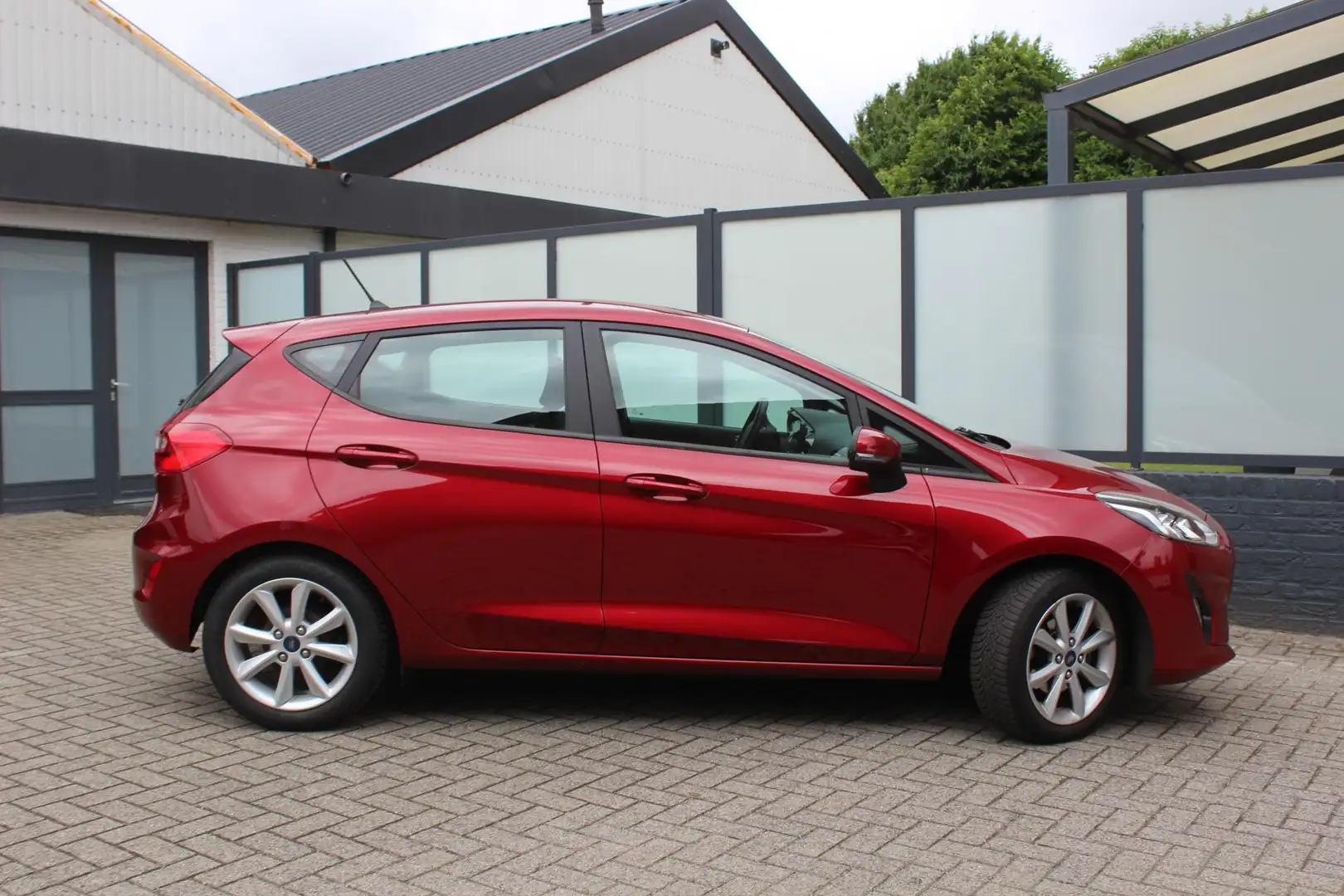 Ford Fiesta 1.0 EcoBoost Titanium 100PK Navi/Carplay, Winter P Rood - 2