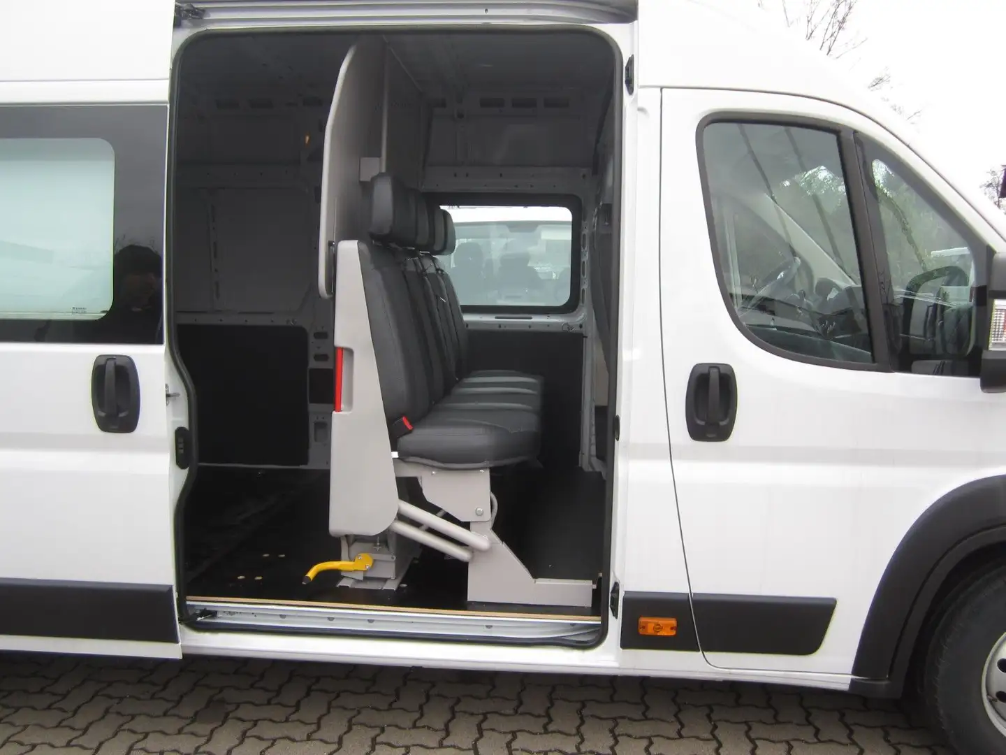 Peugeot Boxer 7 Sitze mit verstellbare Sitzbank Weiß - 1