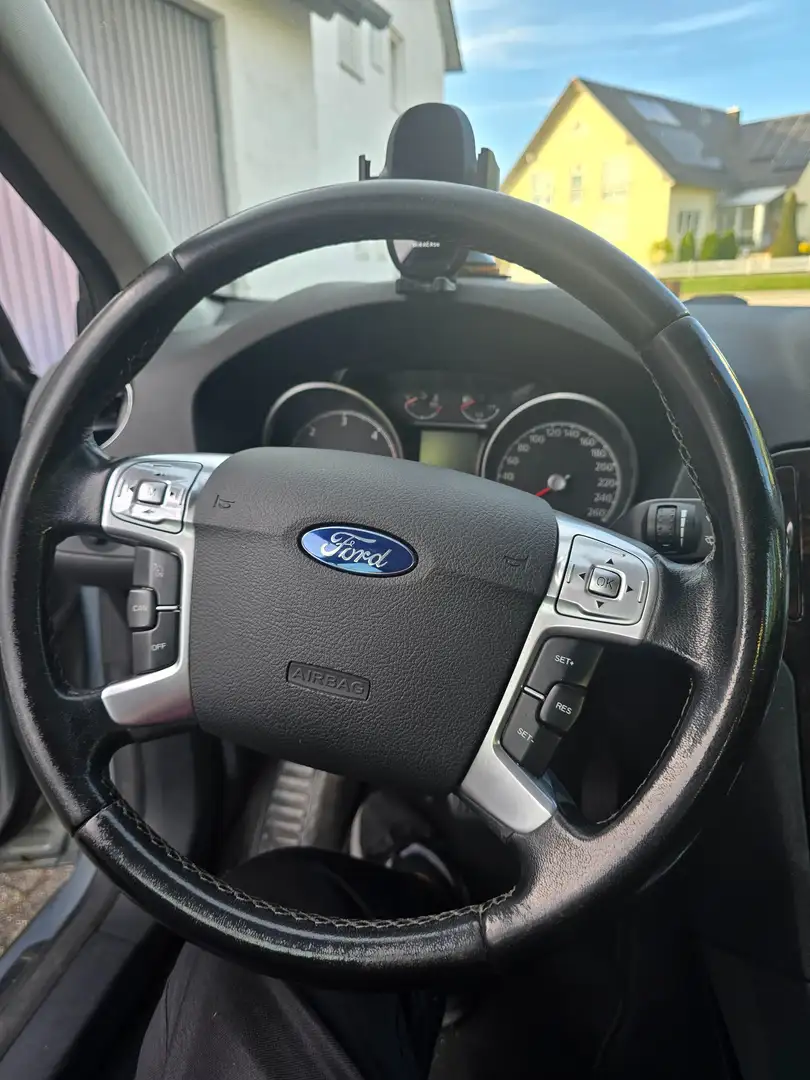 Ford Mondeo Mondeo Turnier 2.0 TDCi Aut. Ghia Silber - 1