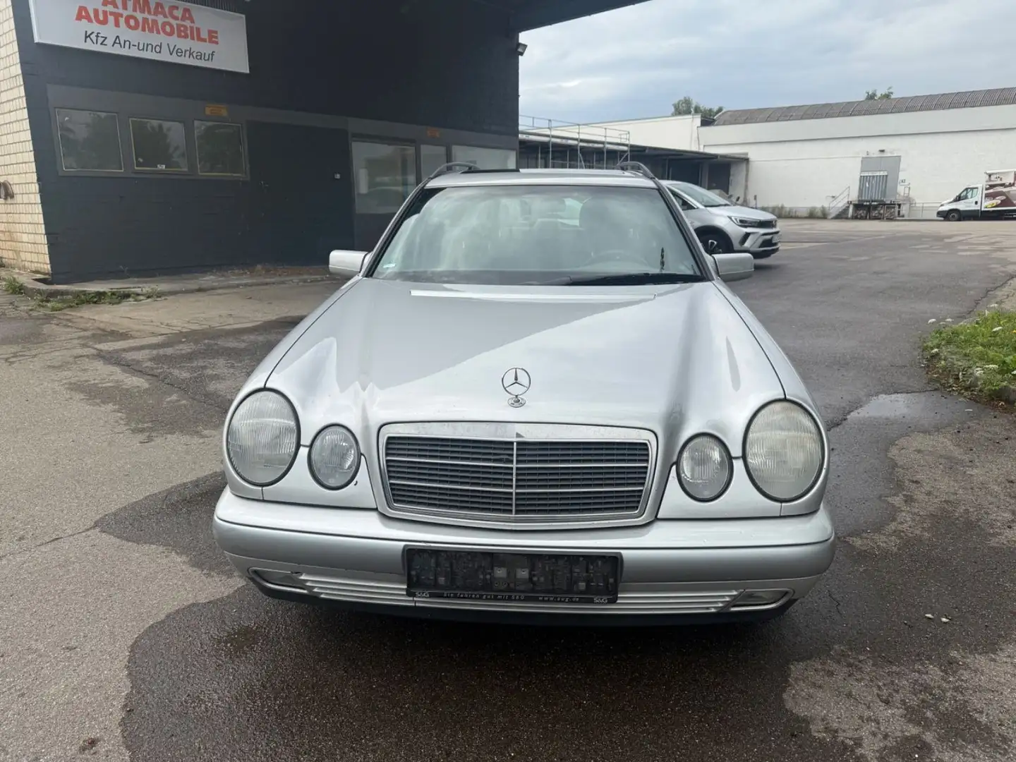 Mercedes-Benz E 200 Czarny - 2