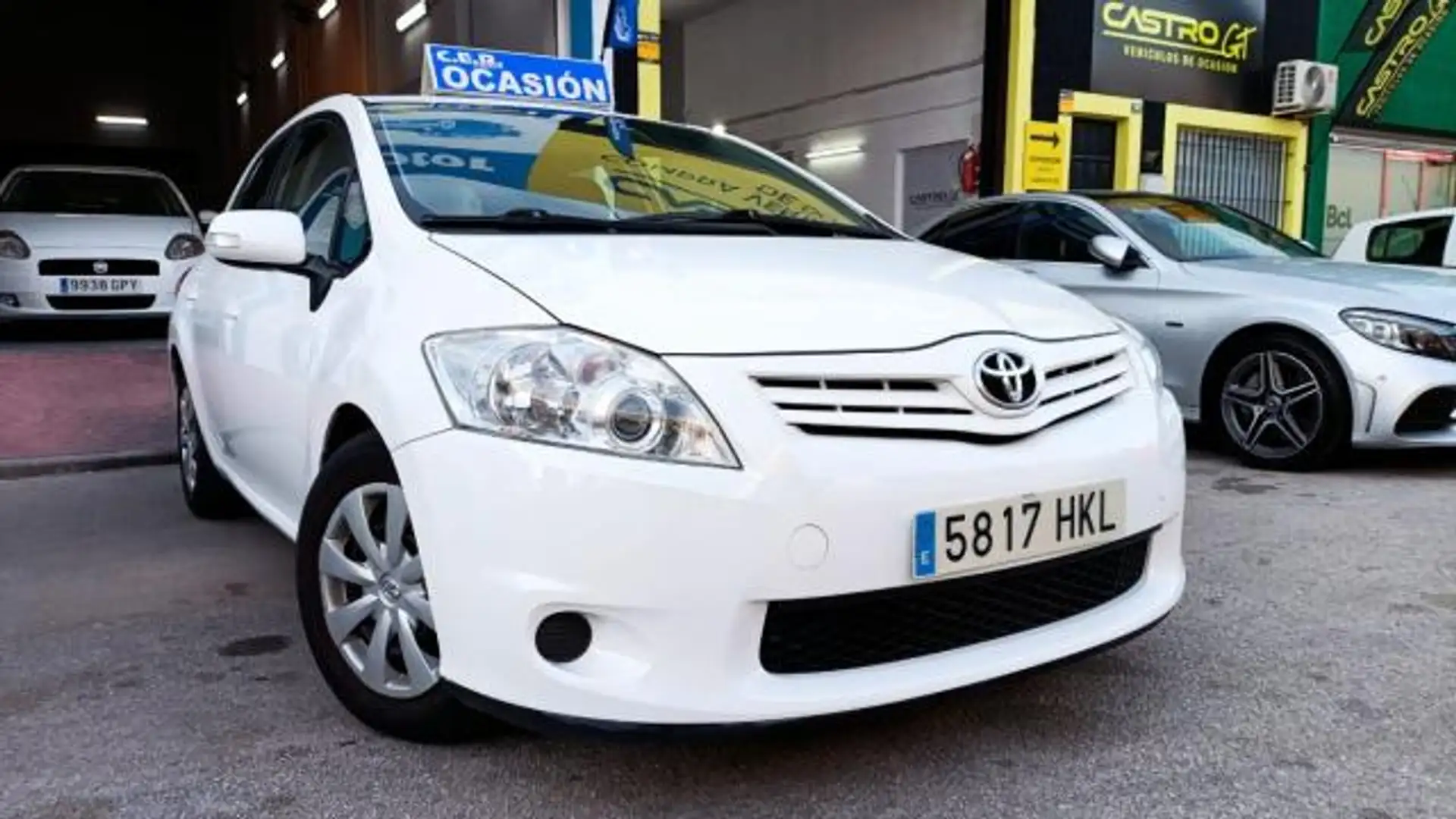 Toyota Auris 90D Active Confortdrive Blanc - 1
