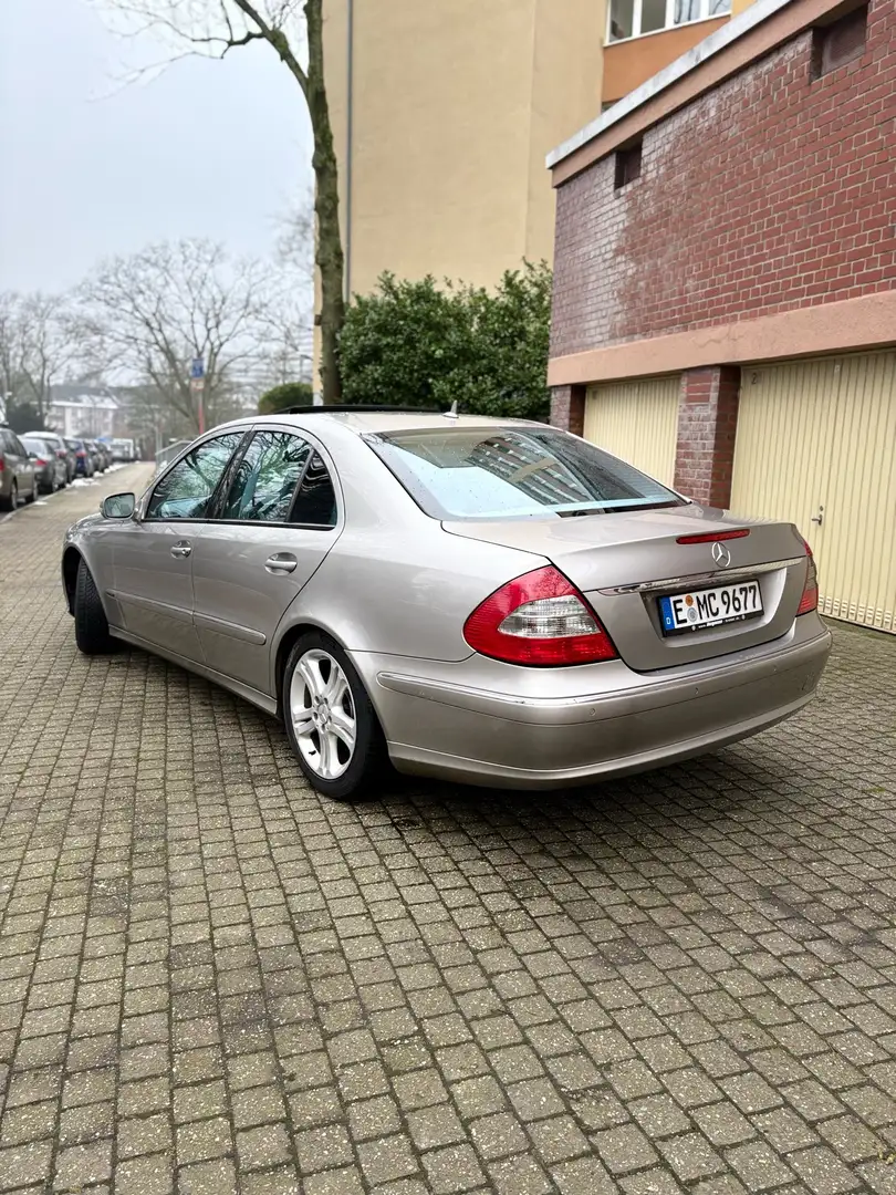 Mercedes-Benz E 320 Šedá - 2