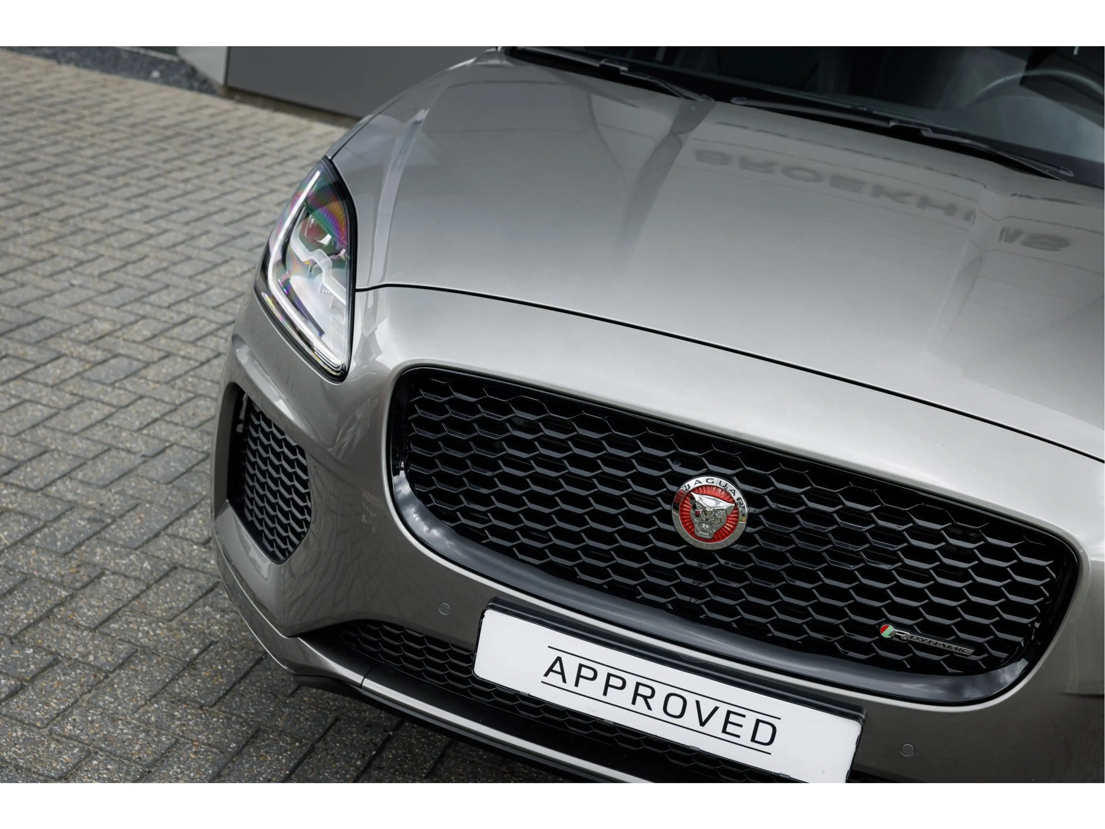 Jaguar E-Pace P250 AWD R-Dynamic S | Panoramadak | Elektr achter — photo 4