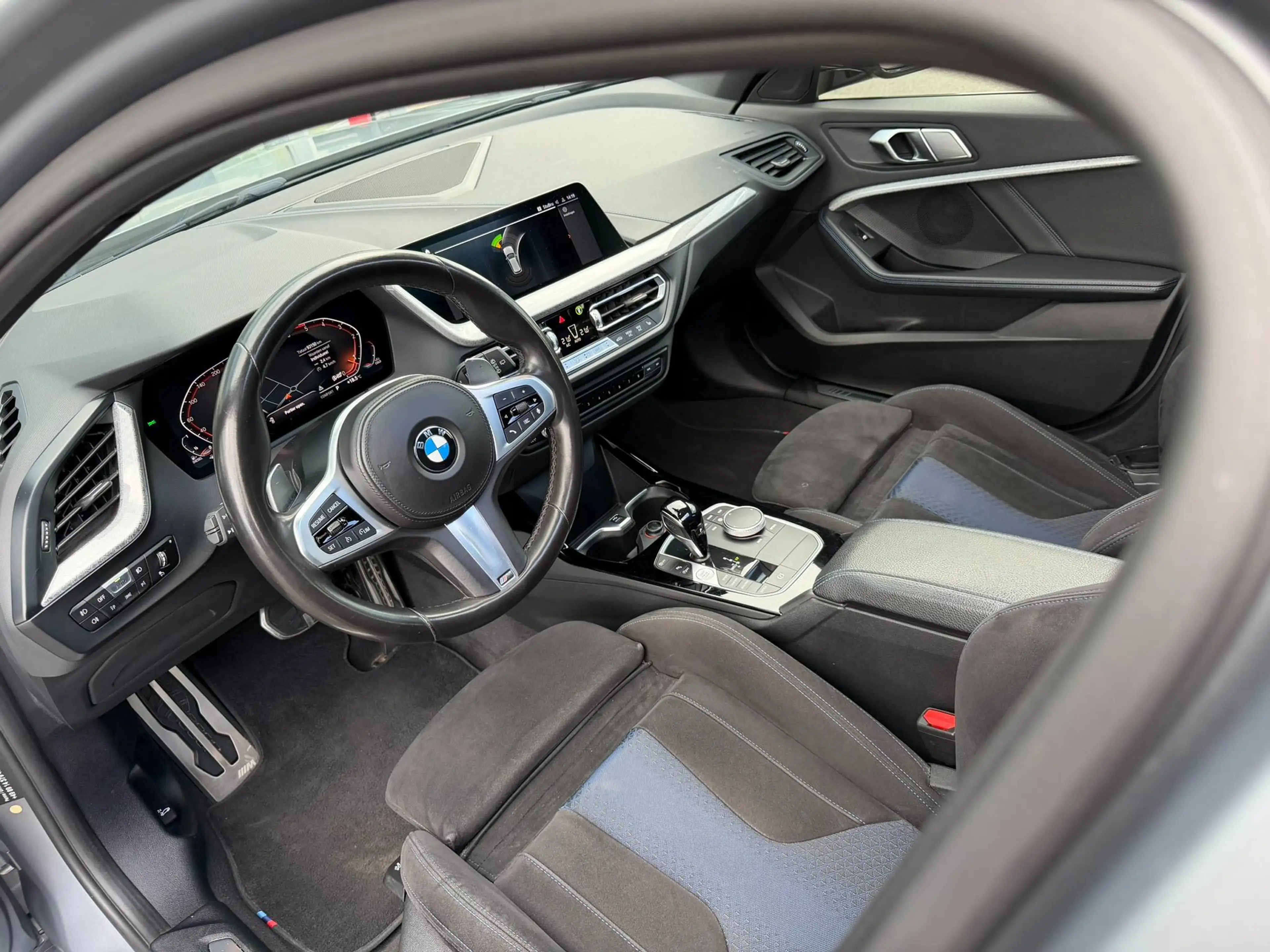 BMW 118 M PACK / MAT GRIJS / PANO / SFEERVERLICHTING / CARPLAY / ZETELVERWARMING / — photo 14
