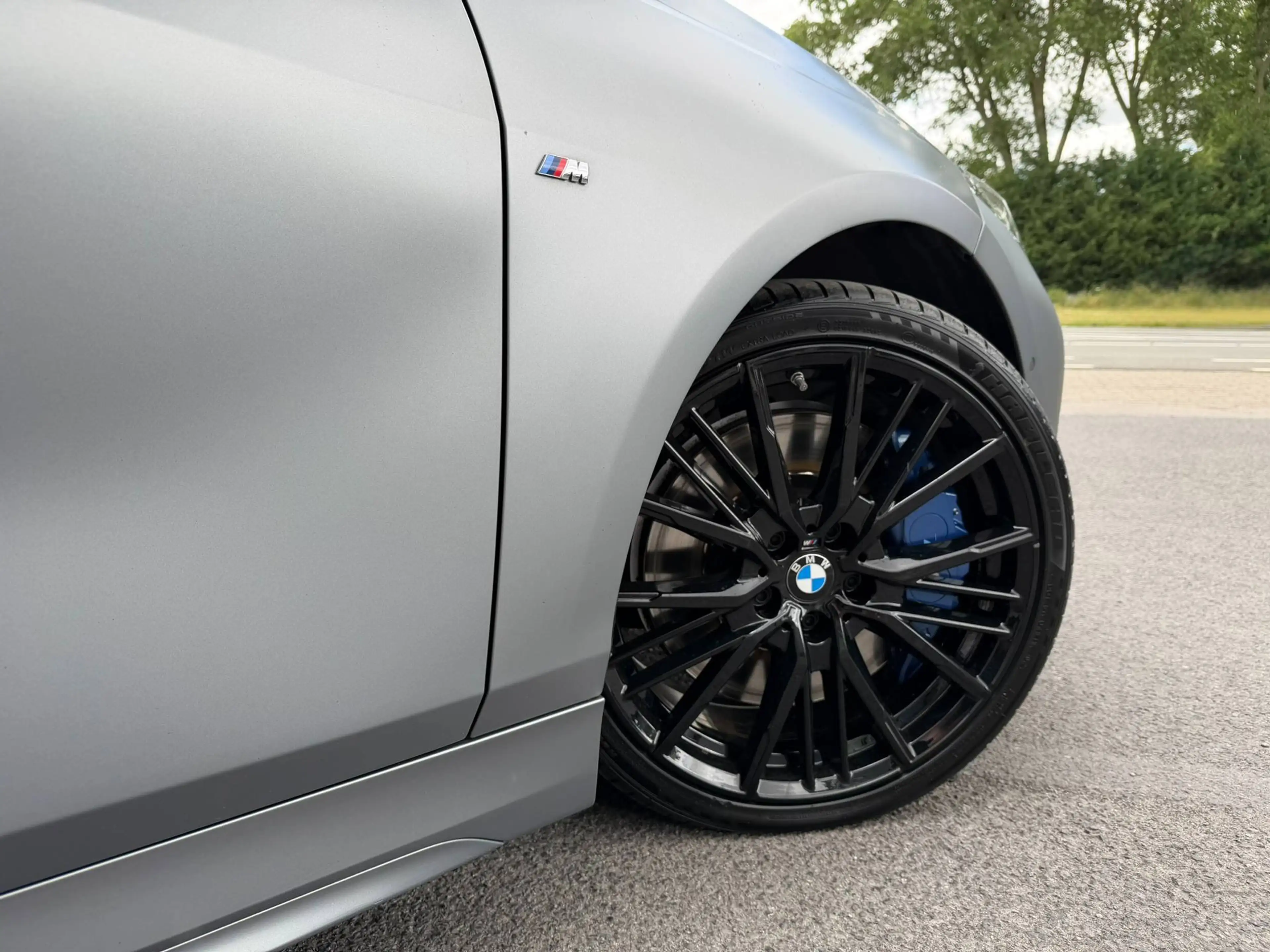 BMW 118 M PACK / MAT GRIJS / PANO / SFEERVERLICHTING / CARPLAY / ZETELVERWARMING / — photo 5