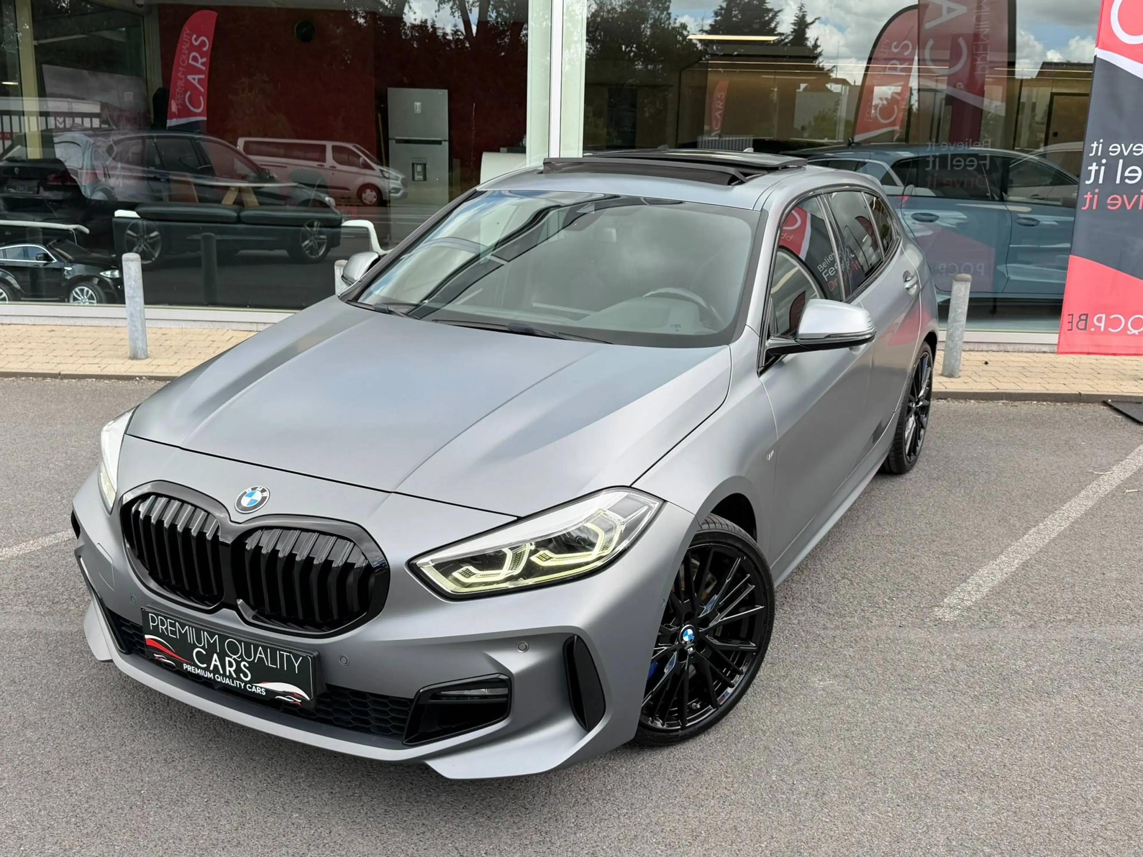 BMW 118 M PACK / MAT GRIJS / PANO / SFEERVERLICHTING / CARPLAY / ZETELVERWARMING / — photo 2