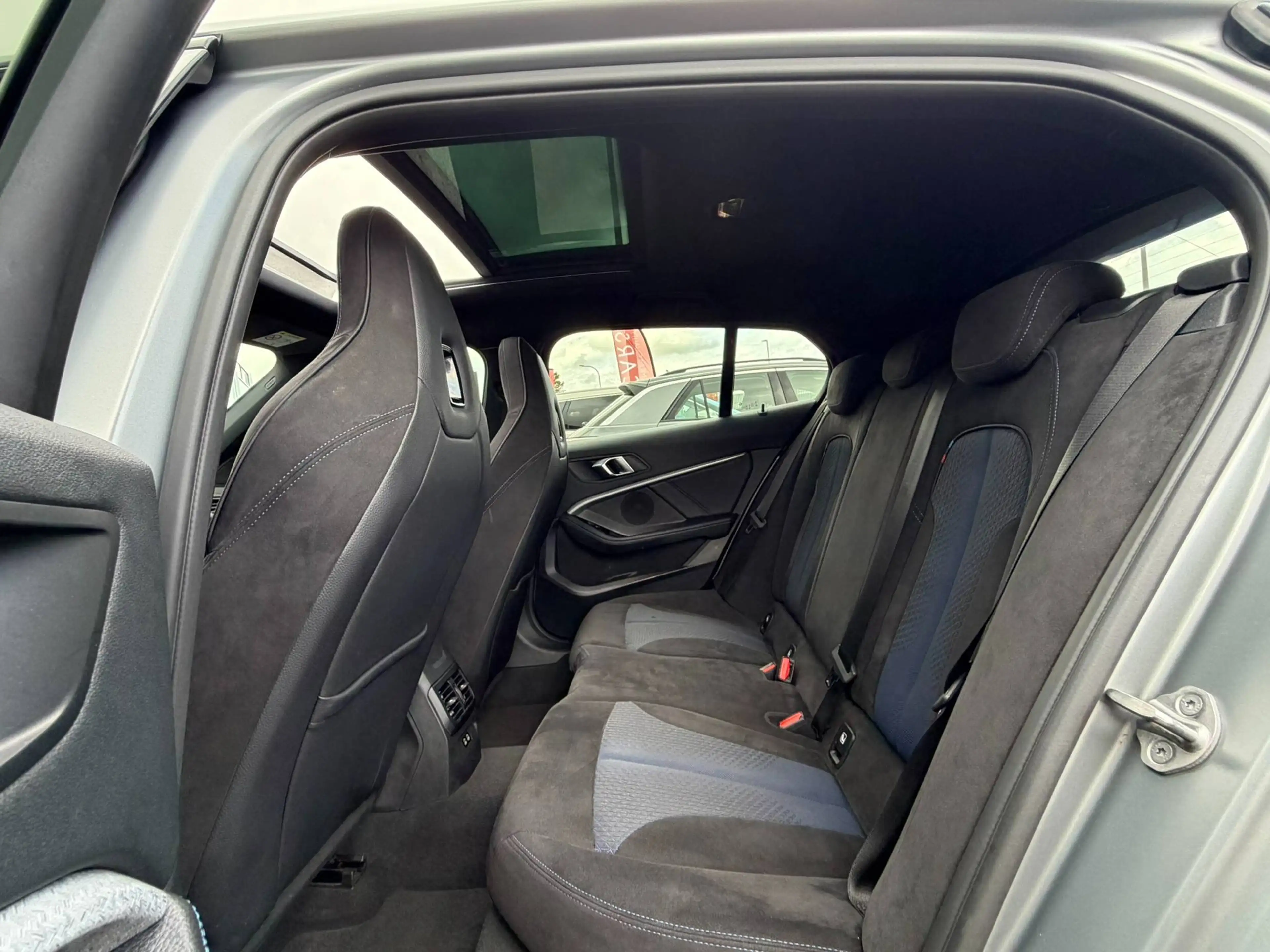 BMW 118 M PACK / MAT GRIJS / PANO / SFEERVERLICHTING / CARPLAY / ZETELVERWARMING / — photo 15
