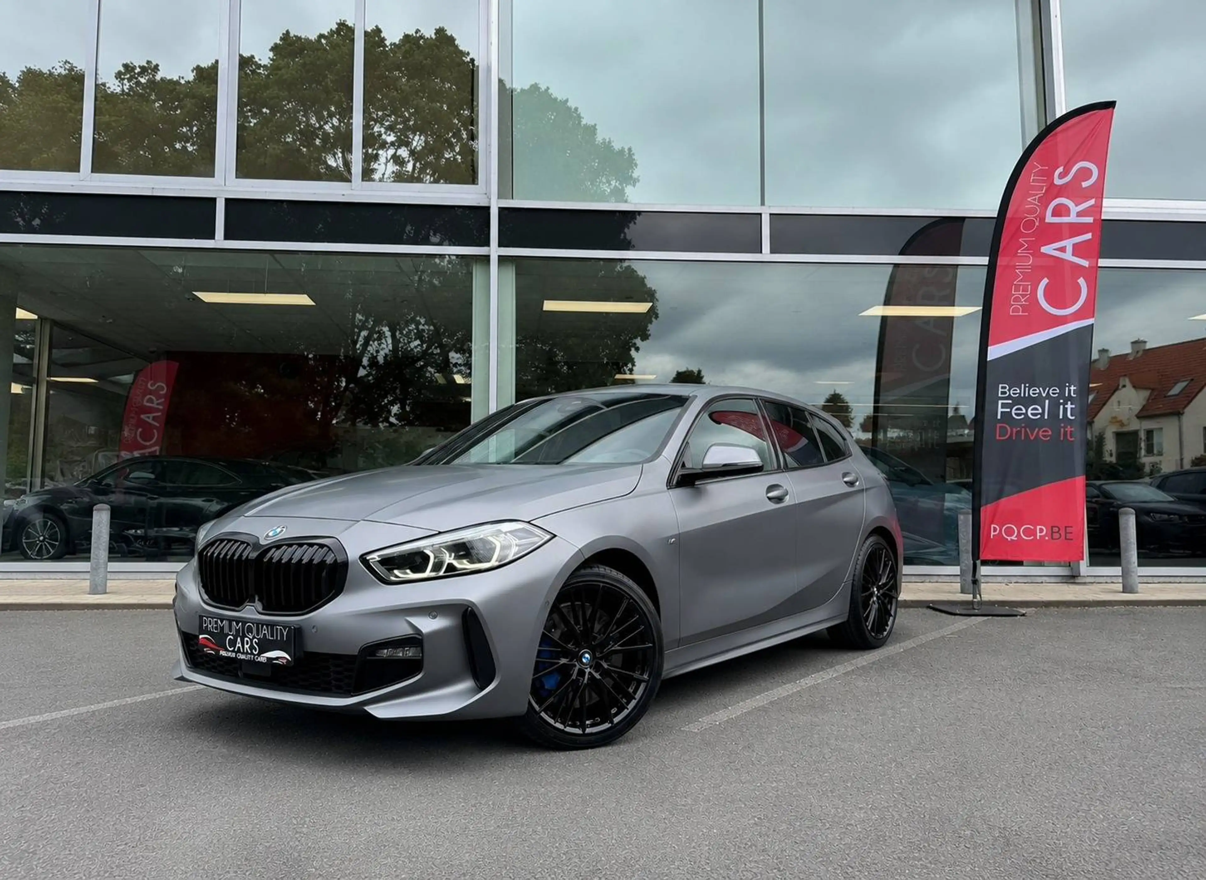 BMW 118 M PACK / MAT GRIJS / PANO / SFEERVERLICHTING / CARPLAY / ZETELVERWARMING /
