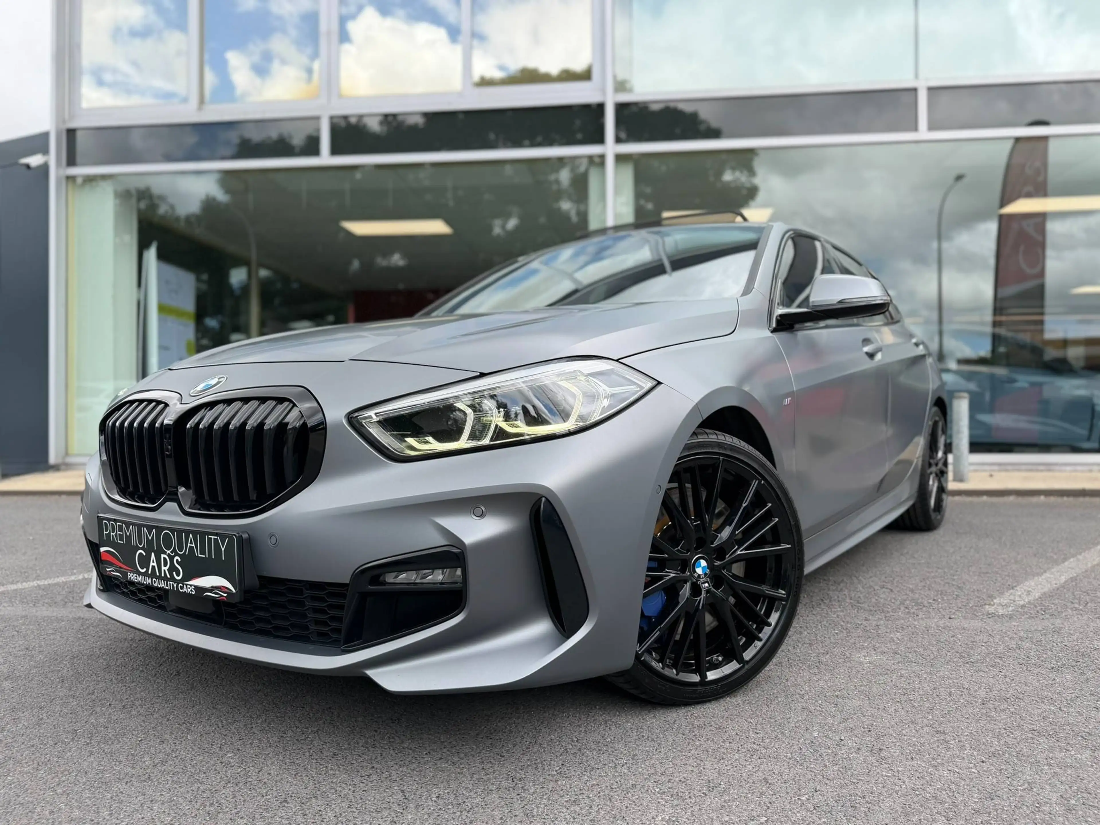 BMW 118 M PACK / MAT GRIJS / PANO / SFEERVERLICHTING / CARPLAY / ZETELVERWARMING / — photo 3