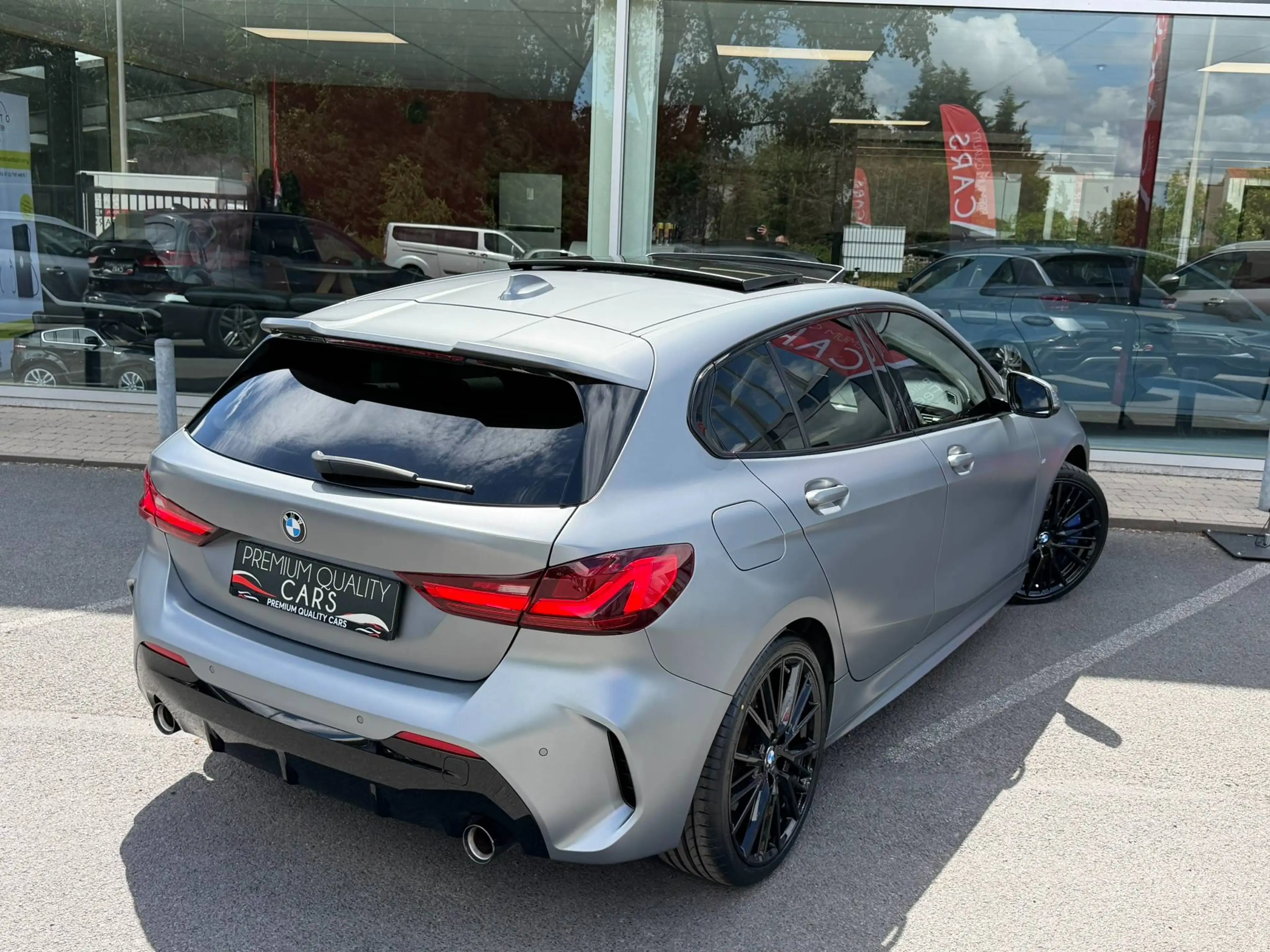 BMW 118 M PACK / MAT GRIJS / PANO / SFEERVERLICHTING / CARPLAY / ZETELVERWARMING / — photo 11