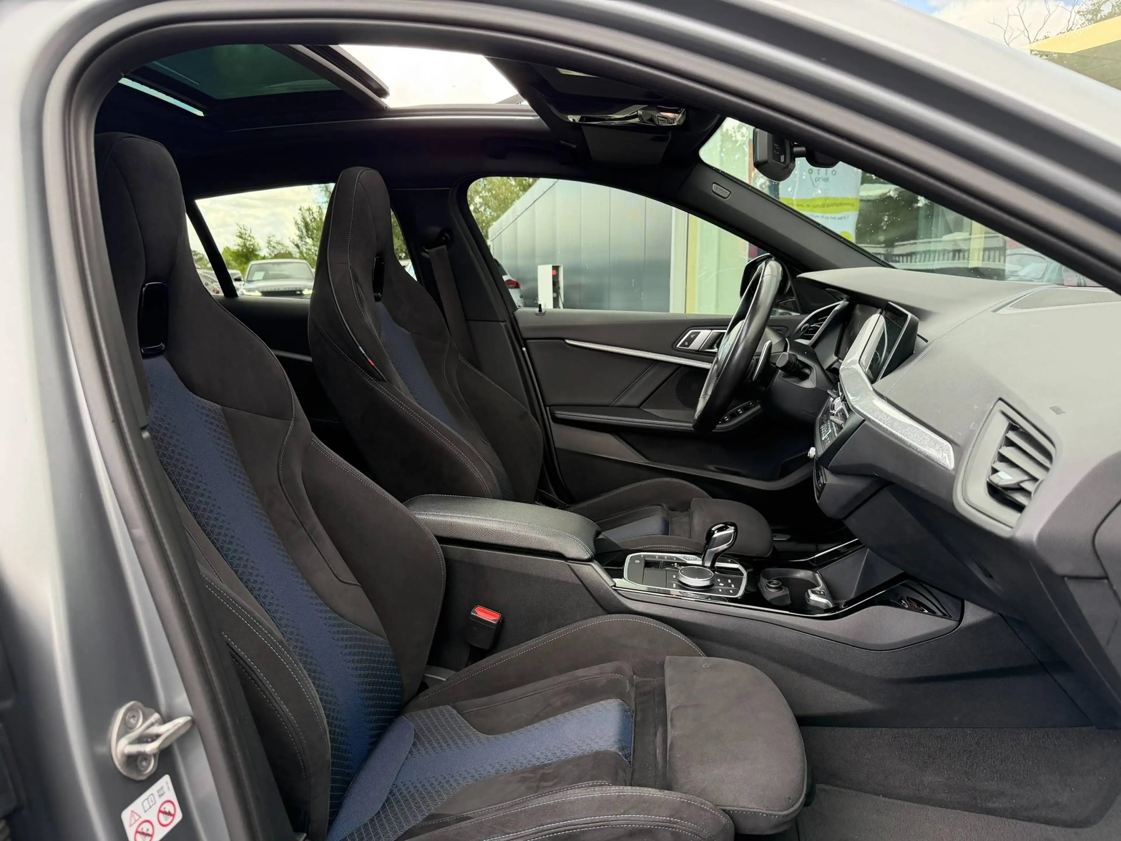 BMW 118 M PACK / MAT GRIJS / PANO / SFEERVERLICHTING / CARPLAY / ZETELVERWARMING / — photo 17
