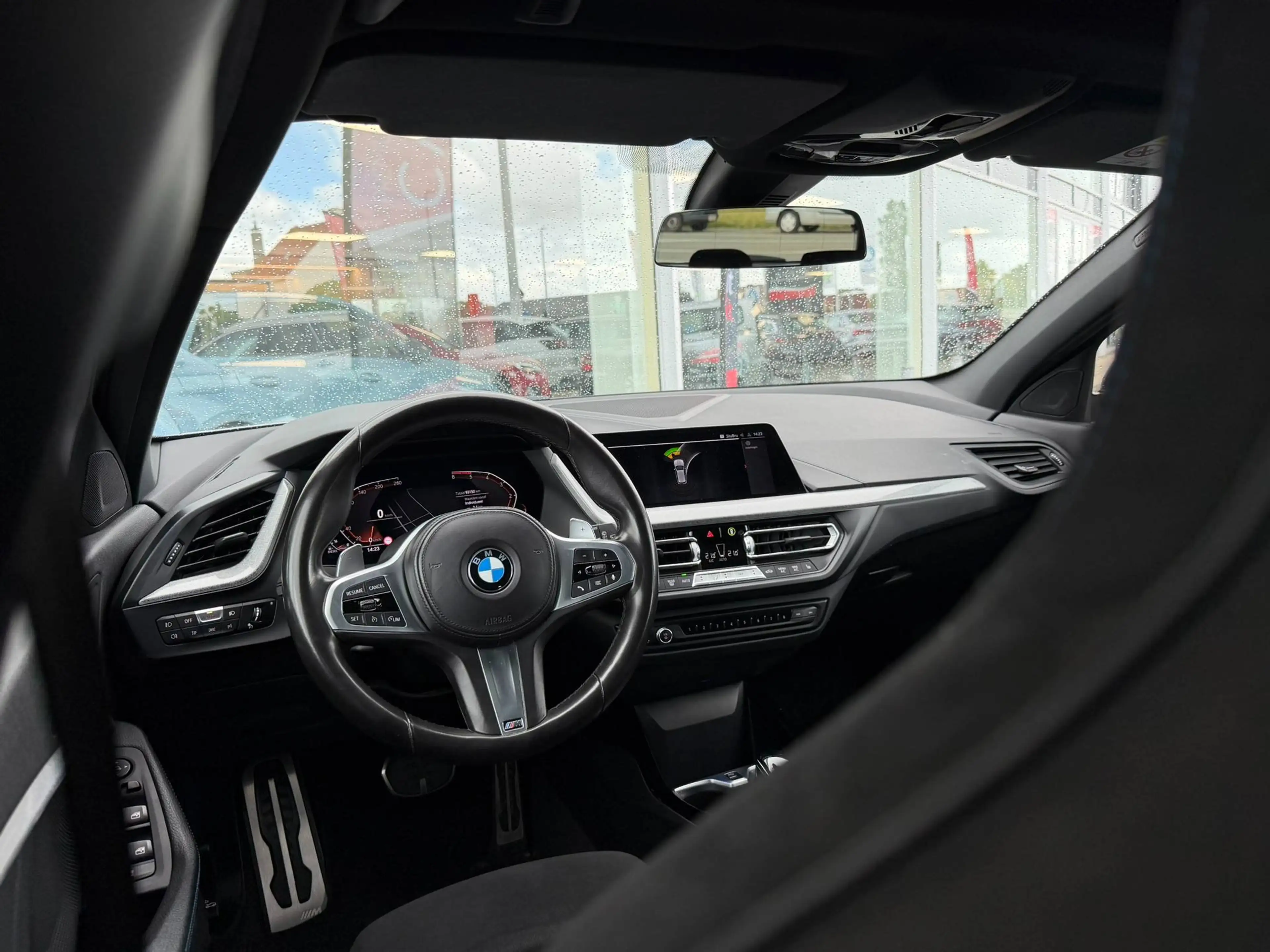 BMW 118 M PACK / MAT GRIJS / PANO / SFEERVERLICHTING / CARPLAY / ZETELVERWARMING / — photo 19