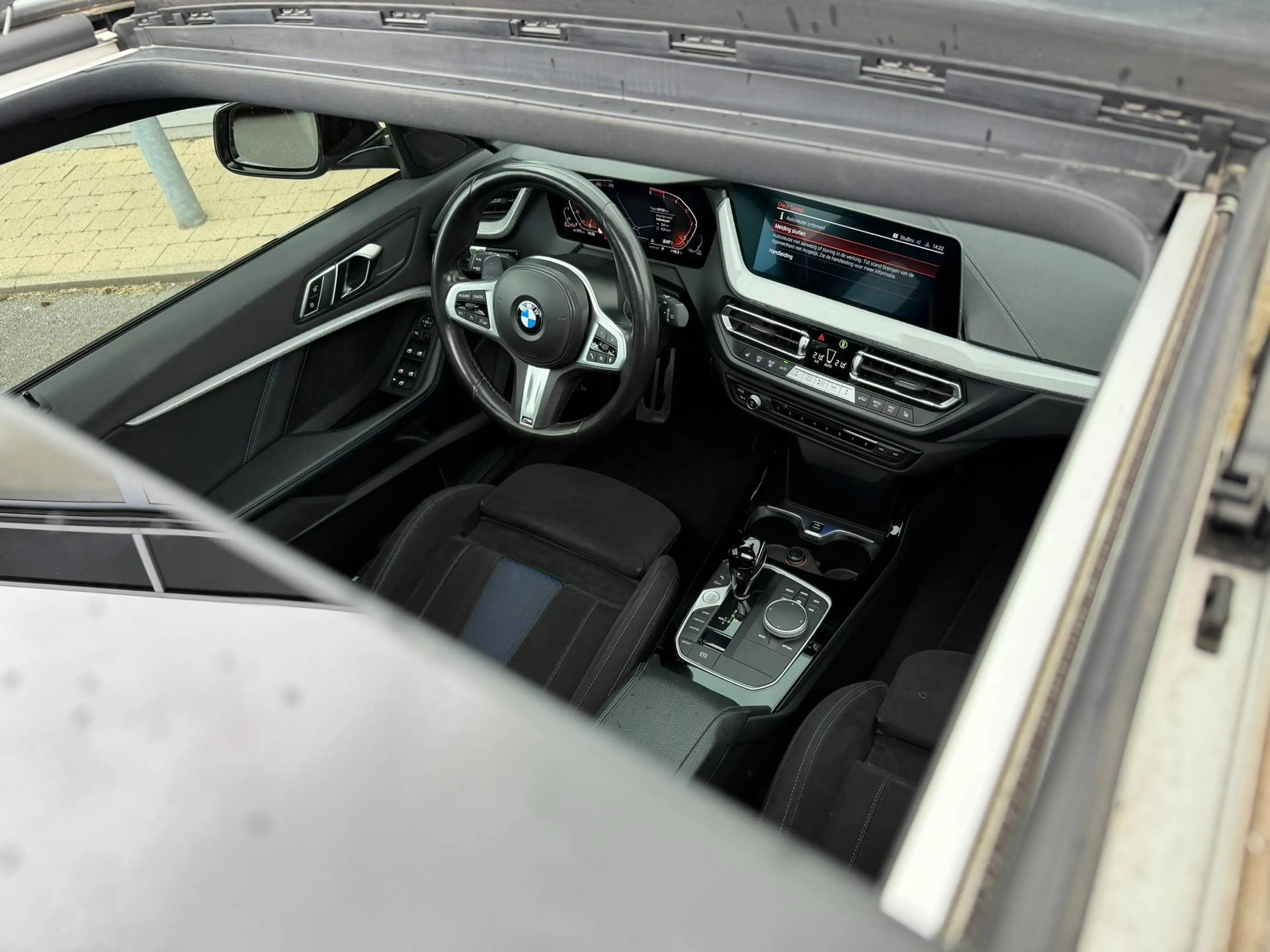 BMW 118 M PACK / MAT GRIJS / PANO / SFEERVERLICHTING / CARPLAY / ZETELVERWARMING / — photo 18