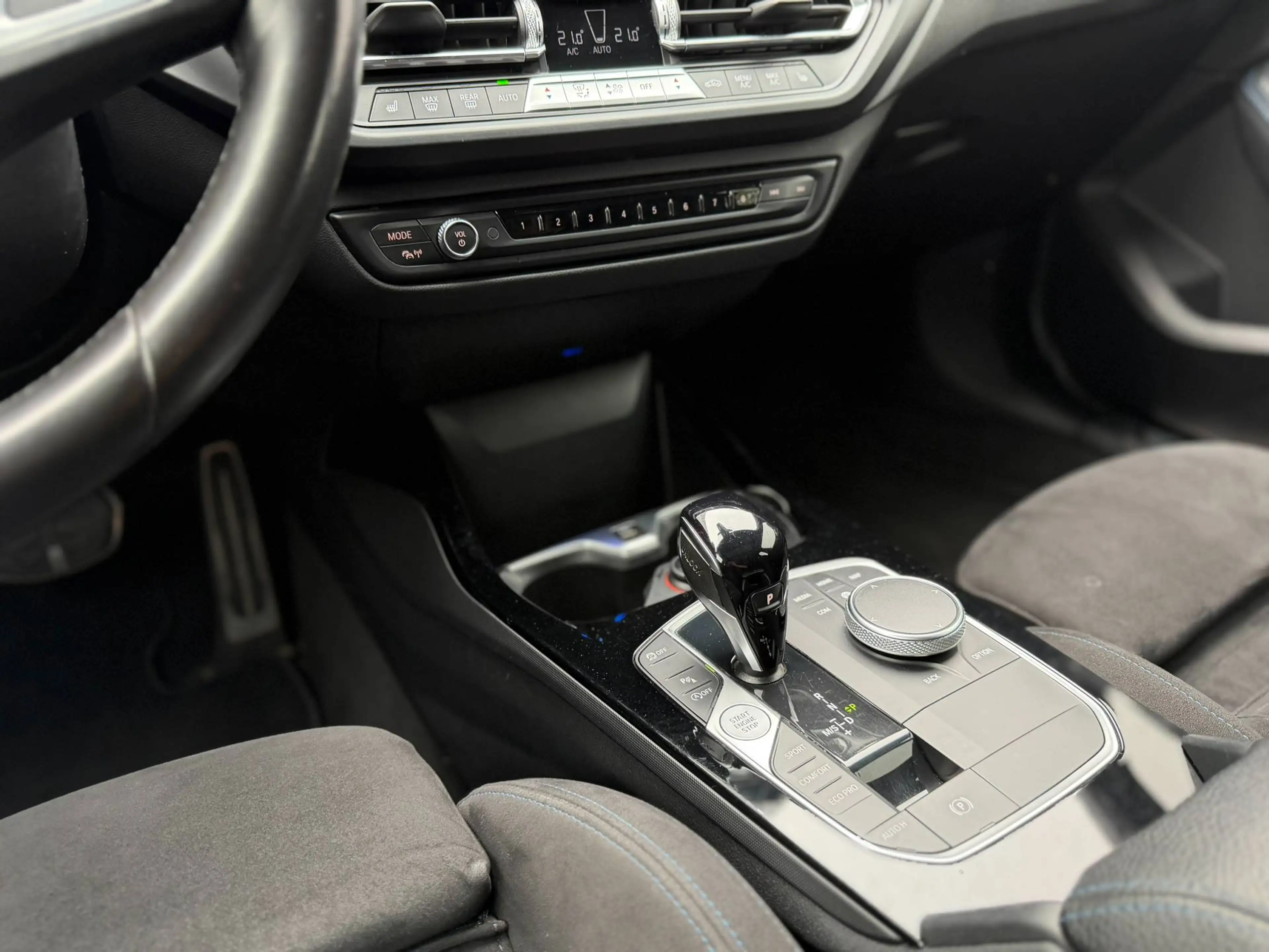 BMW 118 M PACK / MAT GRIJS / PANO / SFEERVERLICHTING / CARPLAY / ZETELVERWARMING / — photo 24