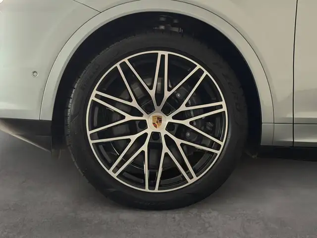 Porsche Cayenne view 9