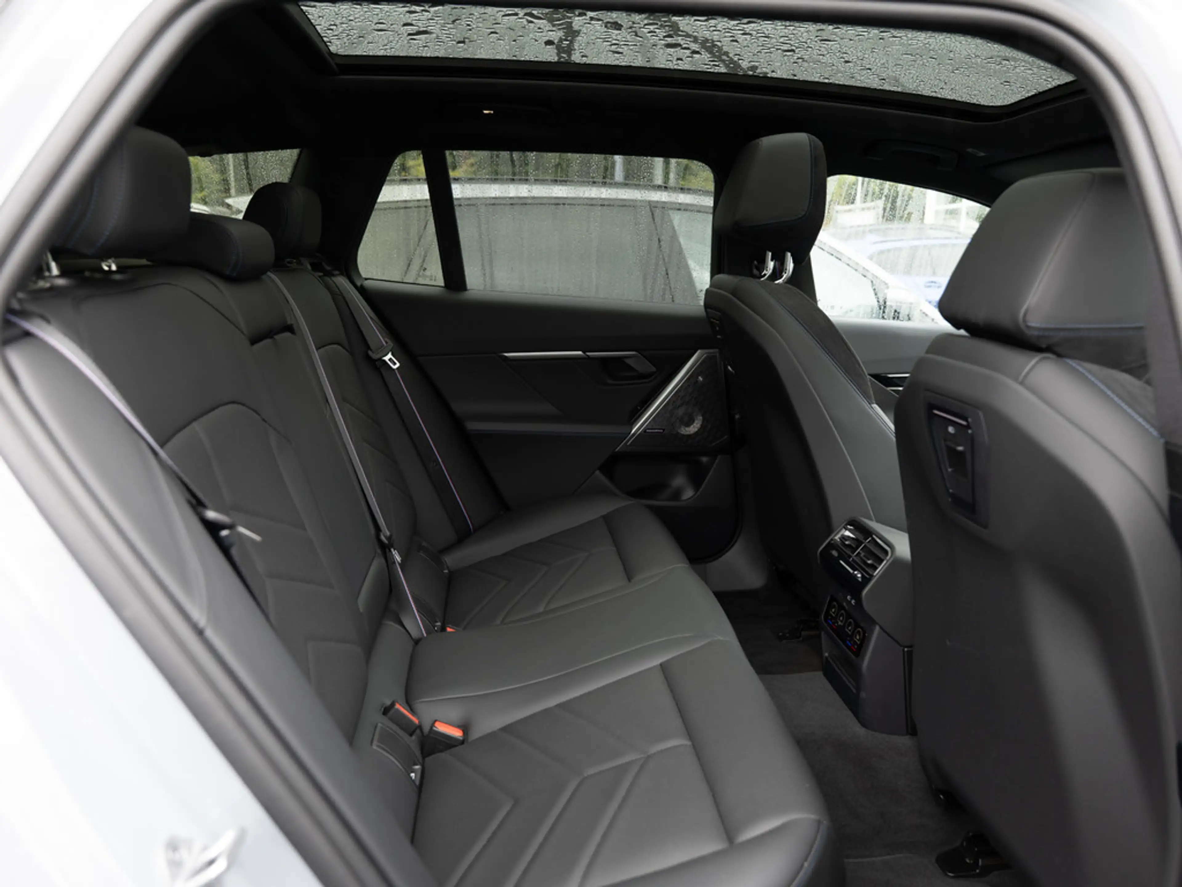 BMW 550 e Touring xDrive M-Sport Pro PANO AHK HUD — photo 7