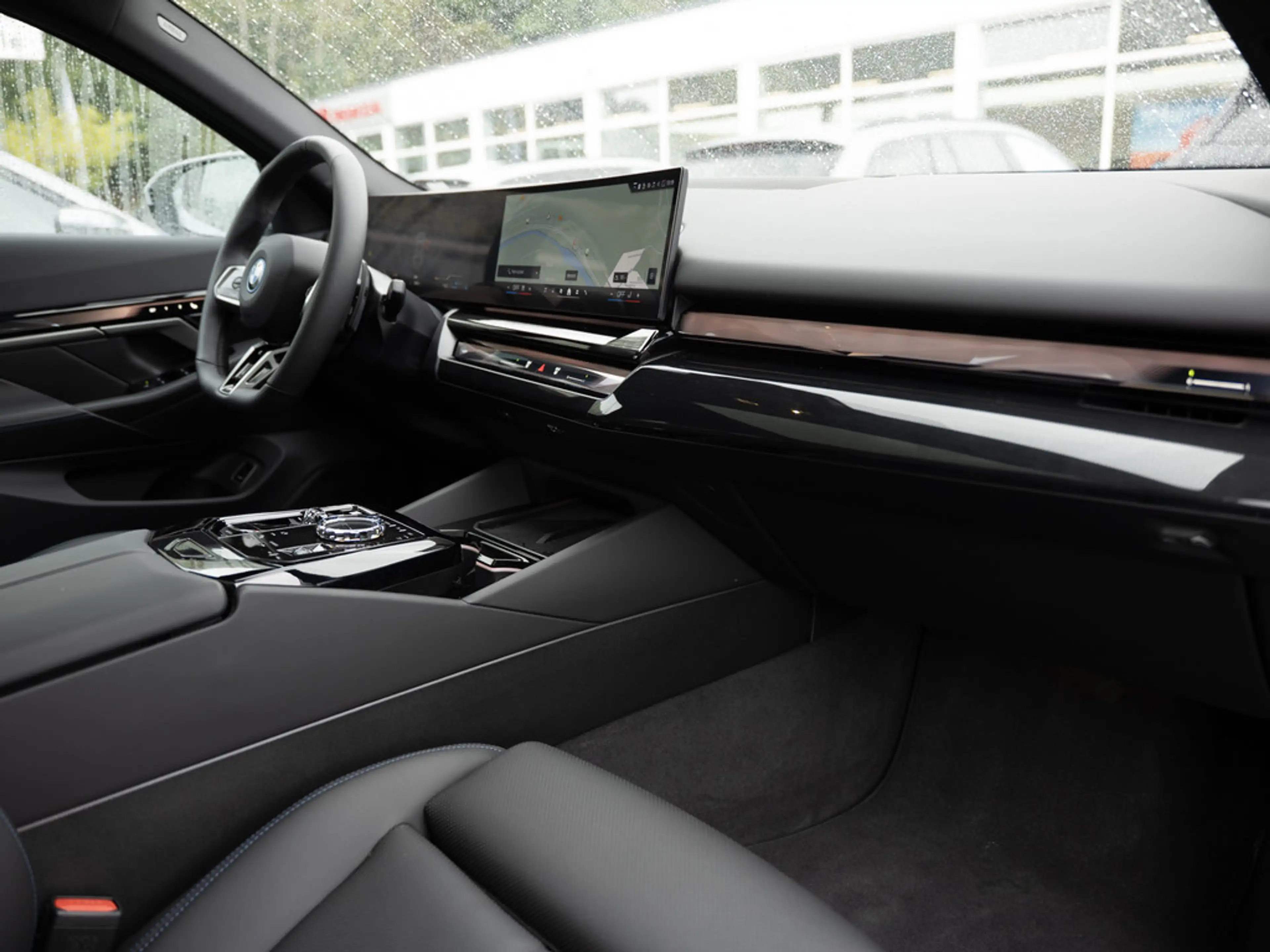 BMW 550 e Touring xDrive M-Sport Pro PANO AHK HUD — photo 6