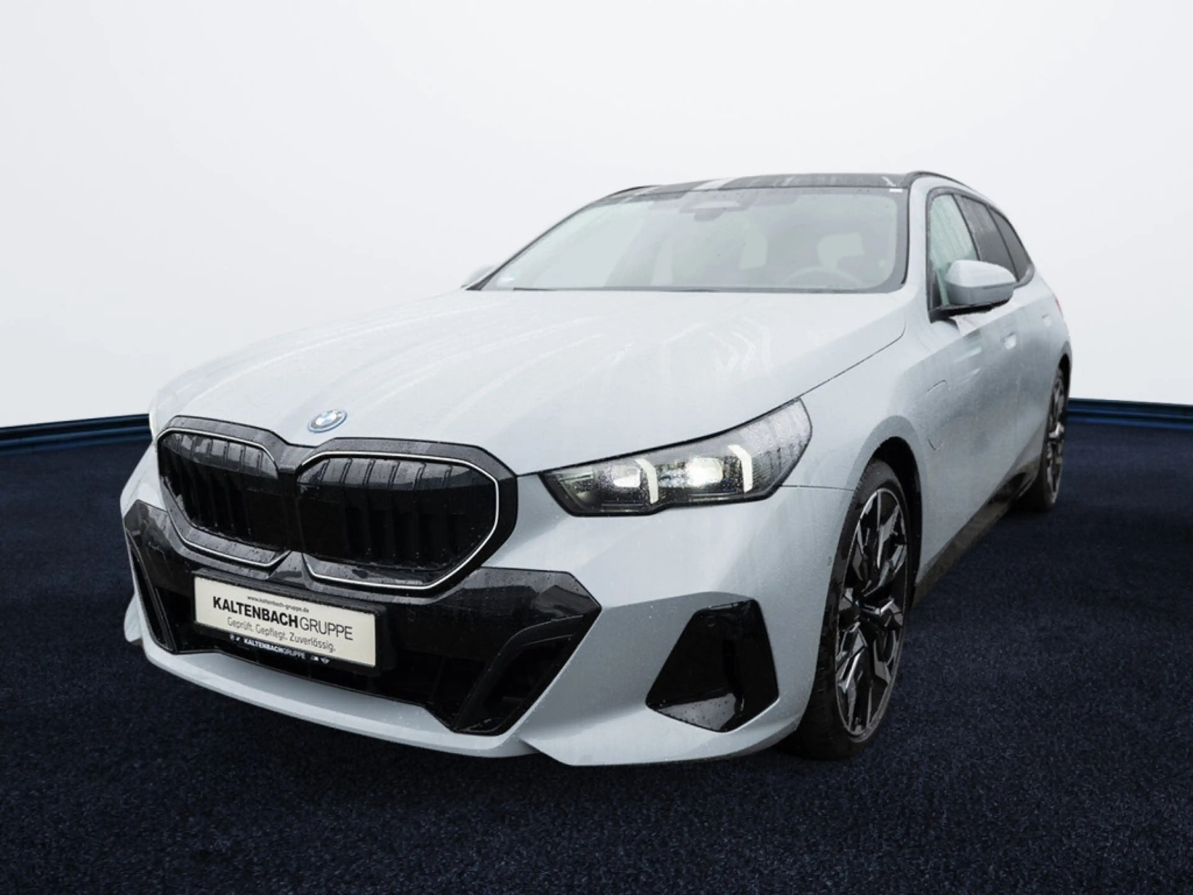 BMW 550 e Touring xDrive M-Sport Pro PANO AHK HUD — photo 2
