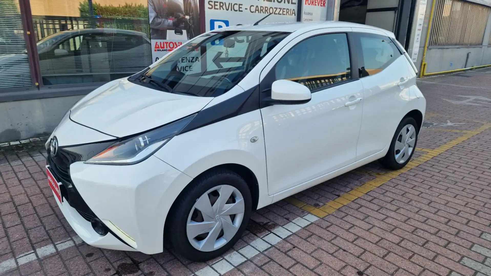 Toyota Aygo 1.0 VVT-i 69 CV 5 porte x-play **PROMO** Bianco - 1