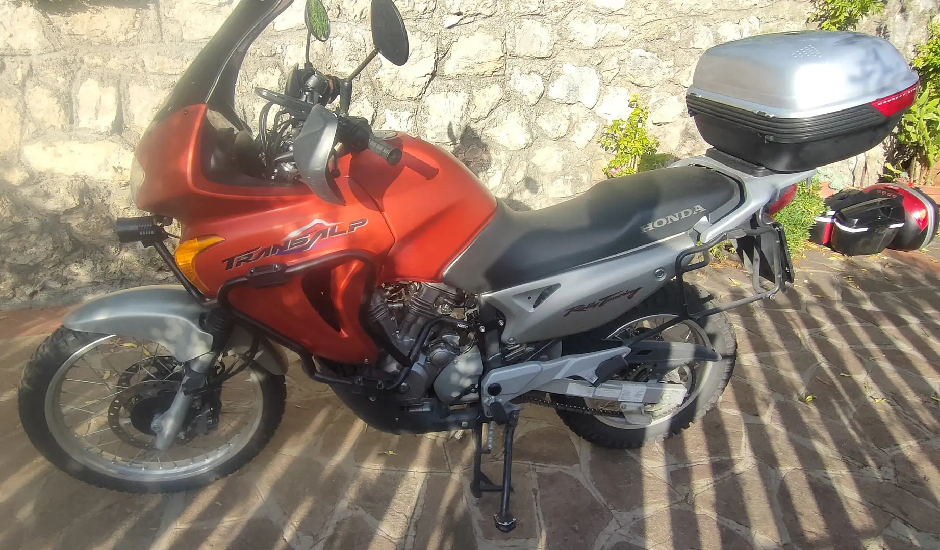 Honda Transalp 650, ultima serie a carburatori - 1