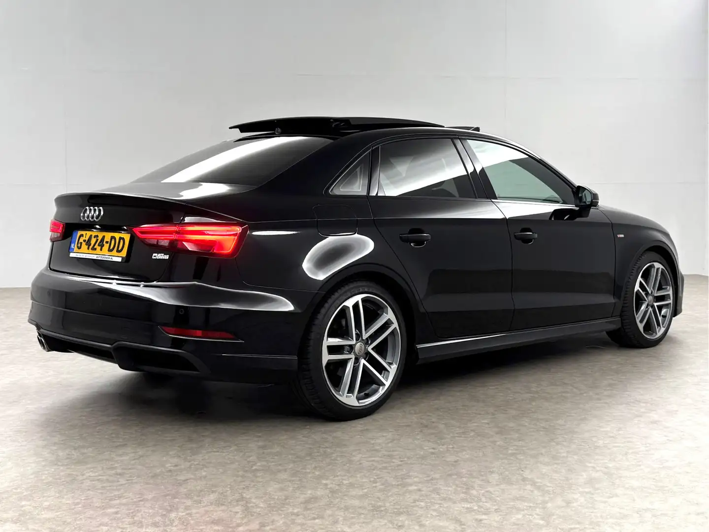 Audi A3 35 TFSI S-Line 150PK Pano LED Carplay Virtual Clim Noir - 2