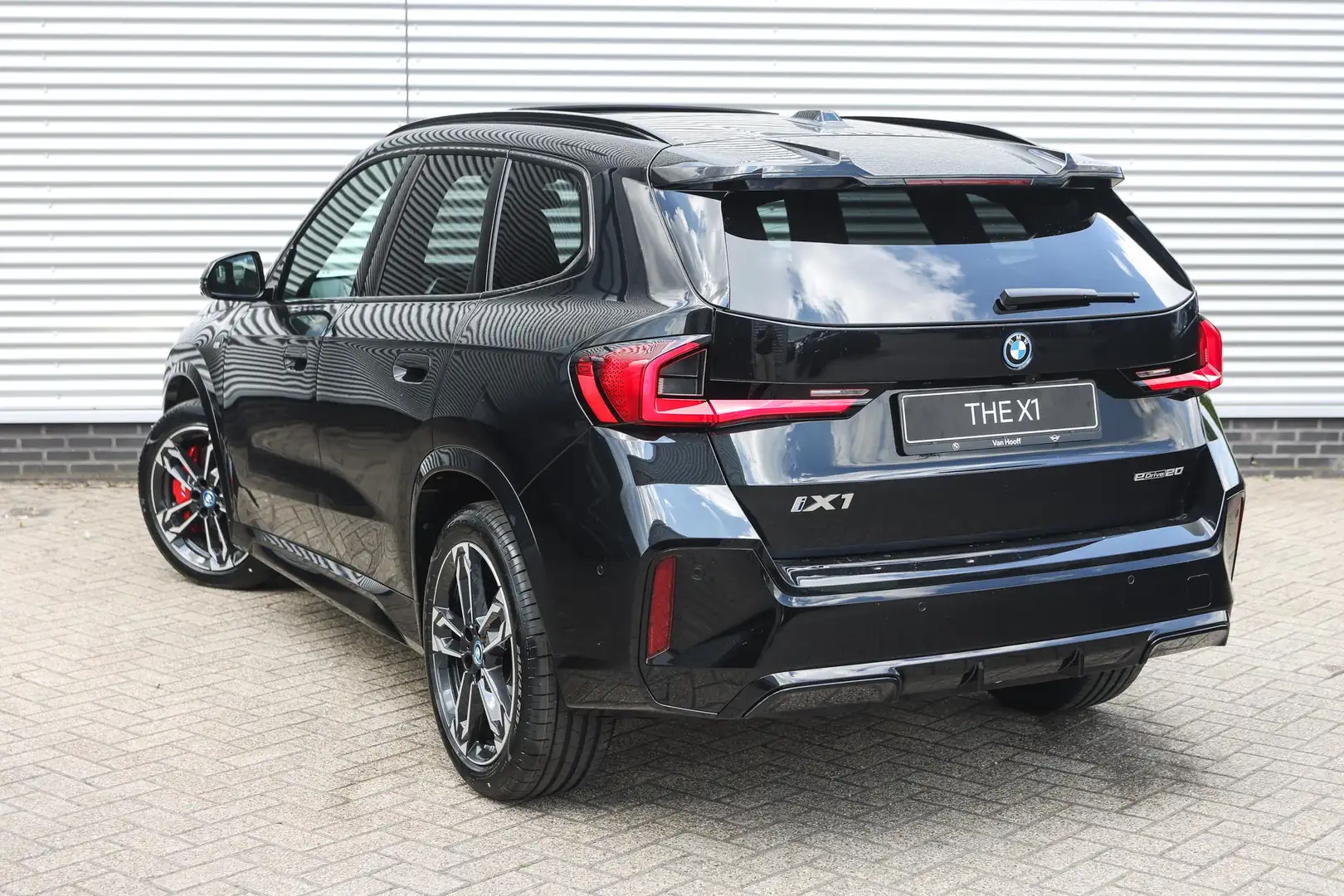 BMW iX1 eDrive20 High Executive M Sport / Panoramadak / Tr Zwart - 2