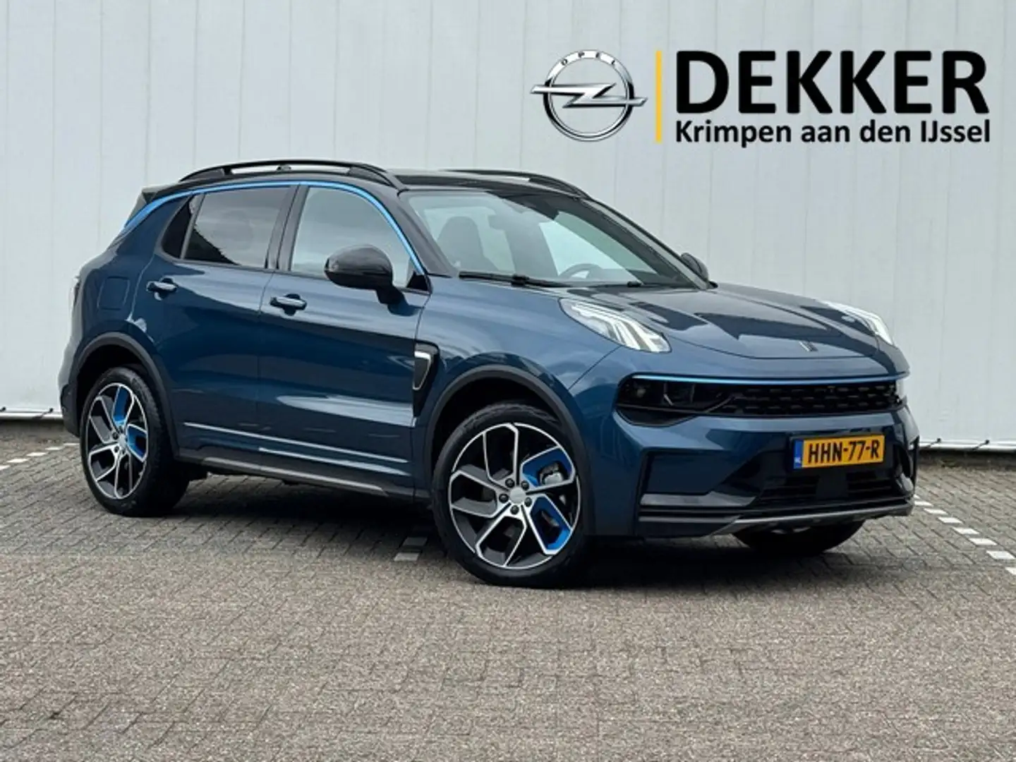 Lynk & Co 01 1.5 Hybrid 262PK met Zwarte hemel, Panoramadak, In Bleu - 1