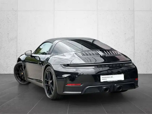 Porsche 911 view 6