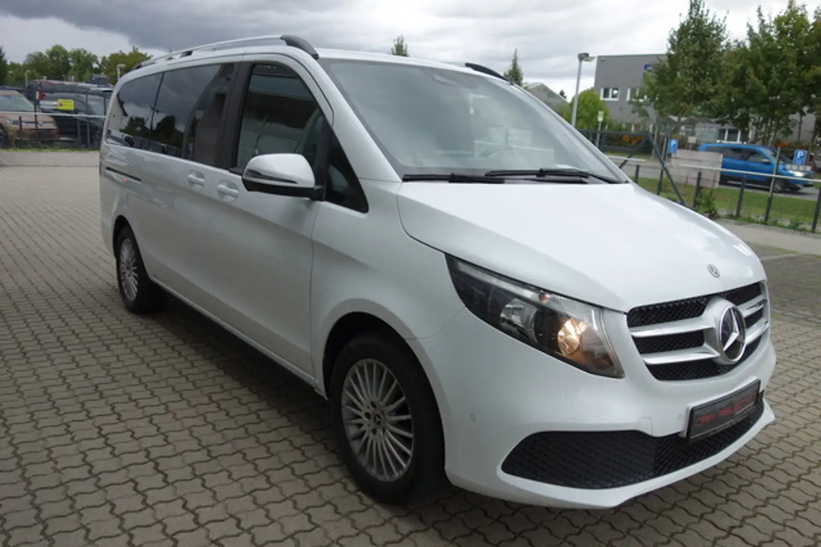 Mercedes-Benz V 220 d RISE LANG LIEGE-PAKET/AHK/MBUX/KAMERA Weiß - 2