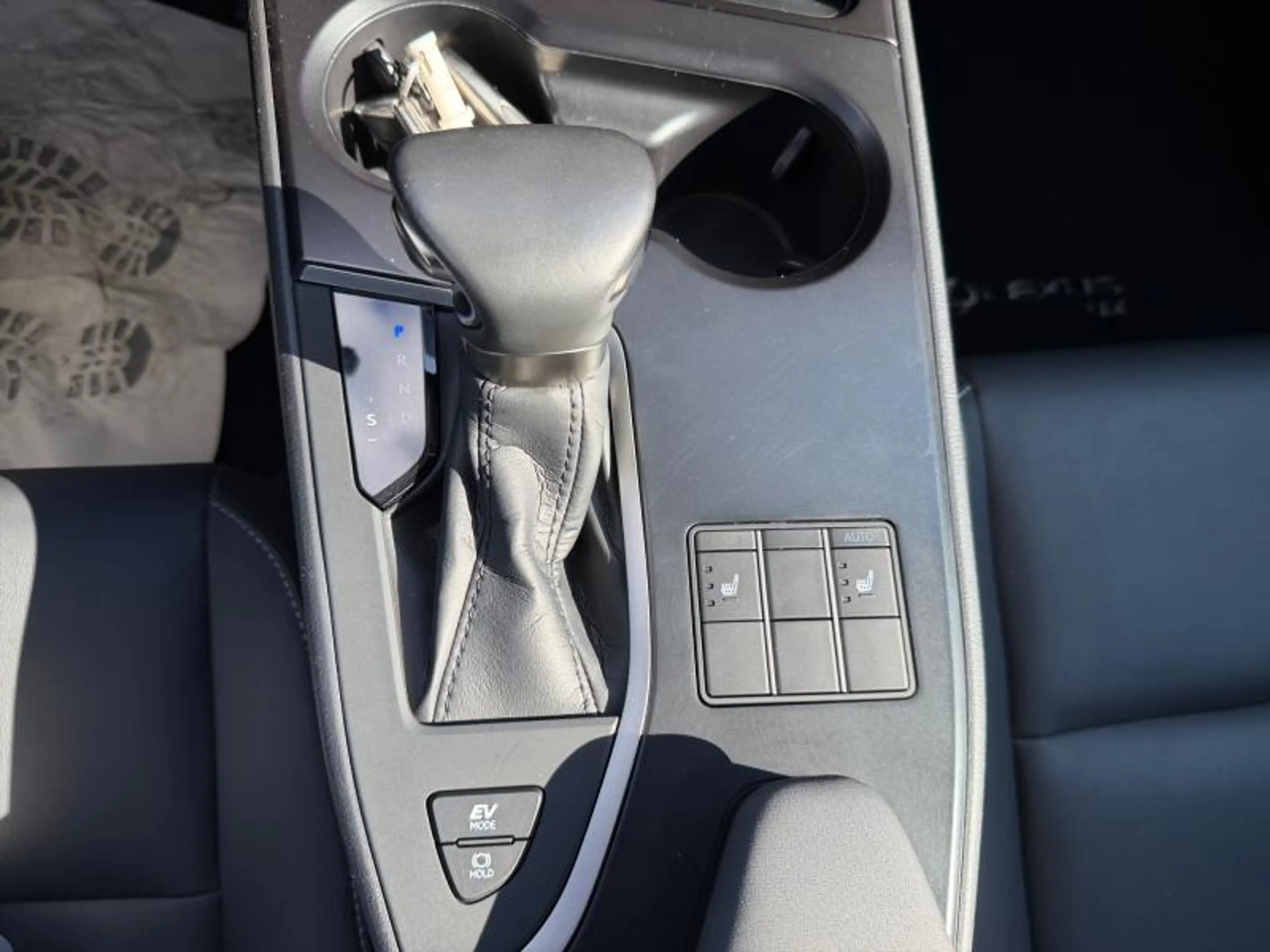 Lexus UX 250h F SPORT Design — photo 23