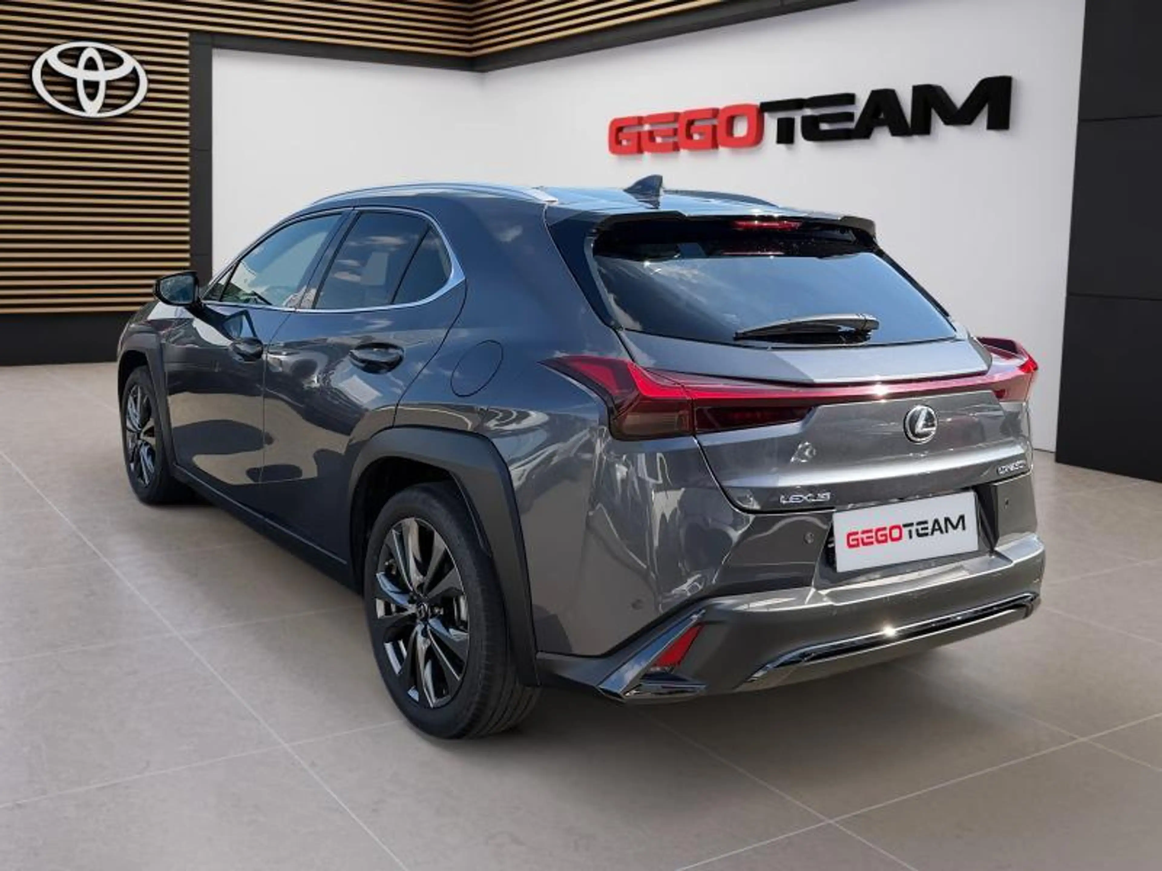 Lexus UX 250h F SPORT Design — photo 4