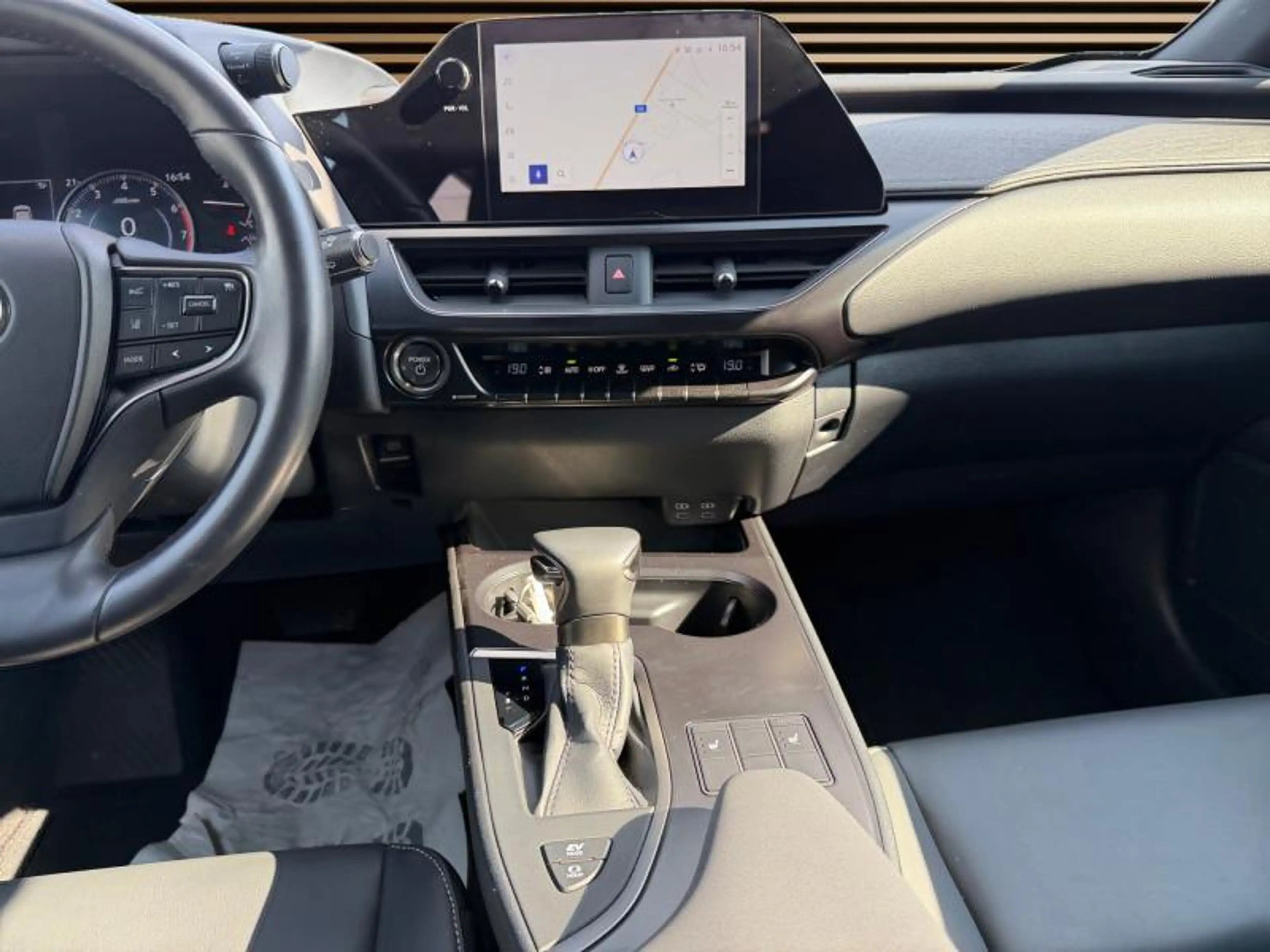 Lexus UX 250h F SPORT Design — photo 15