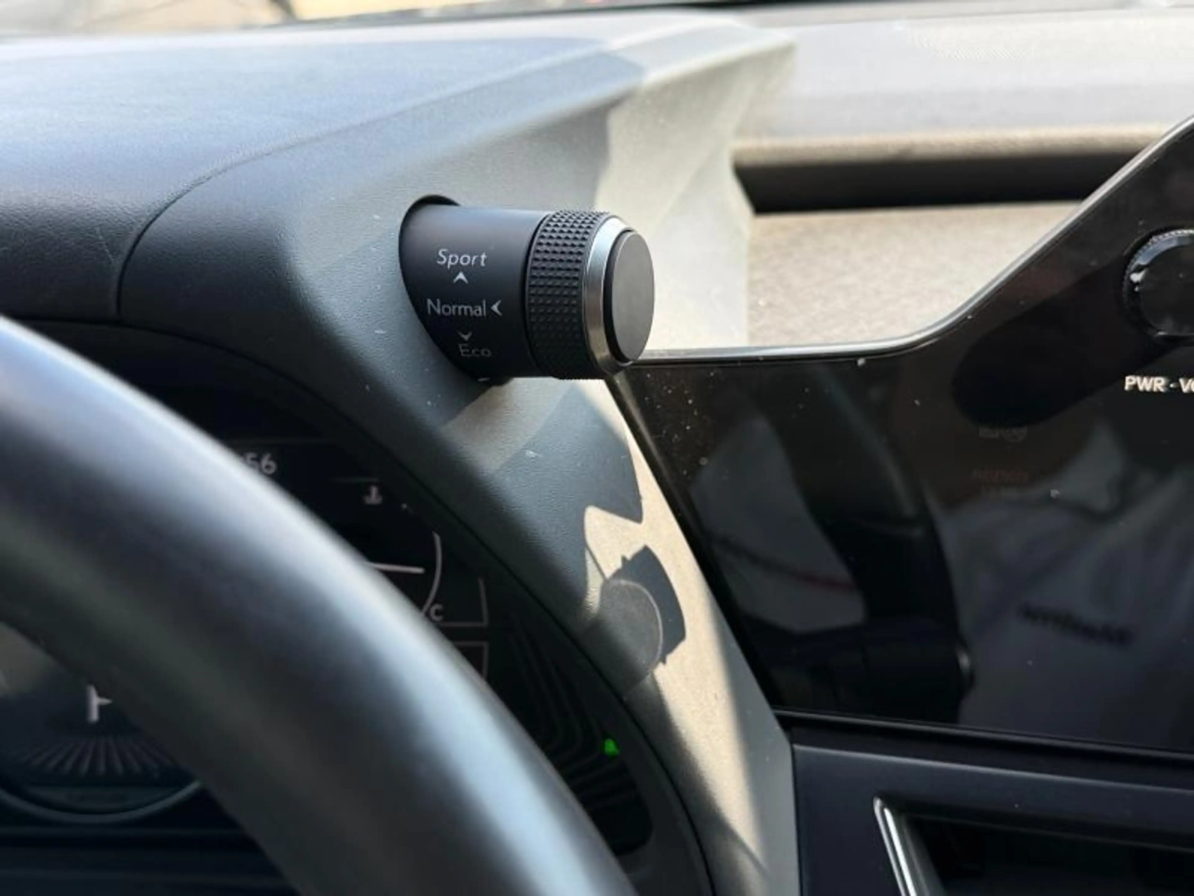Lexus UX 250h F SPORT Design — photo 14