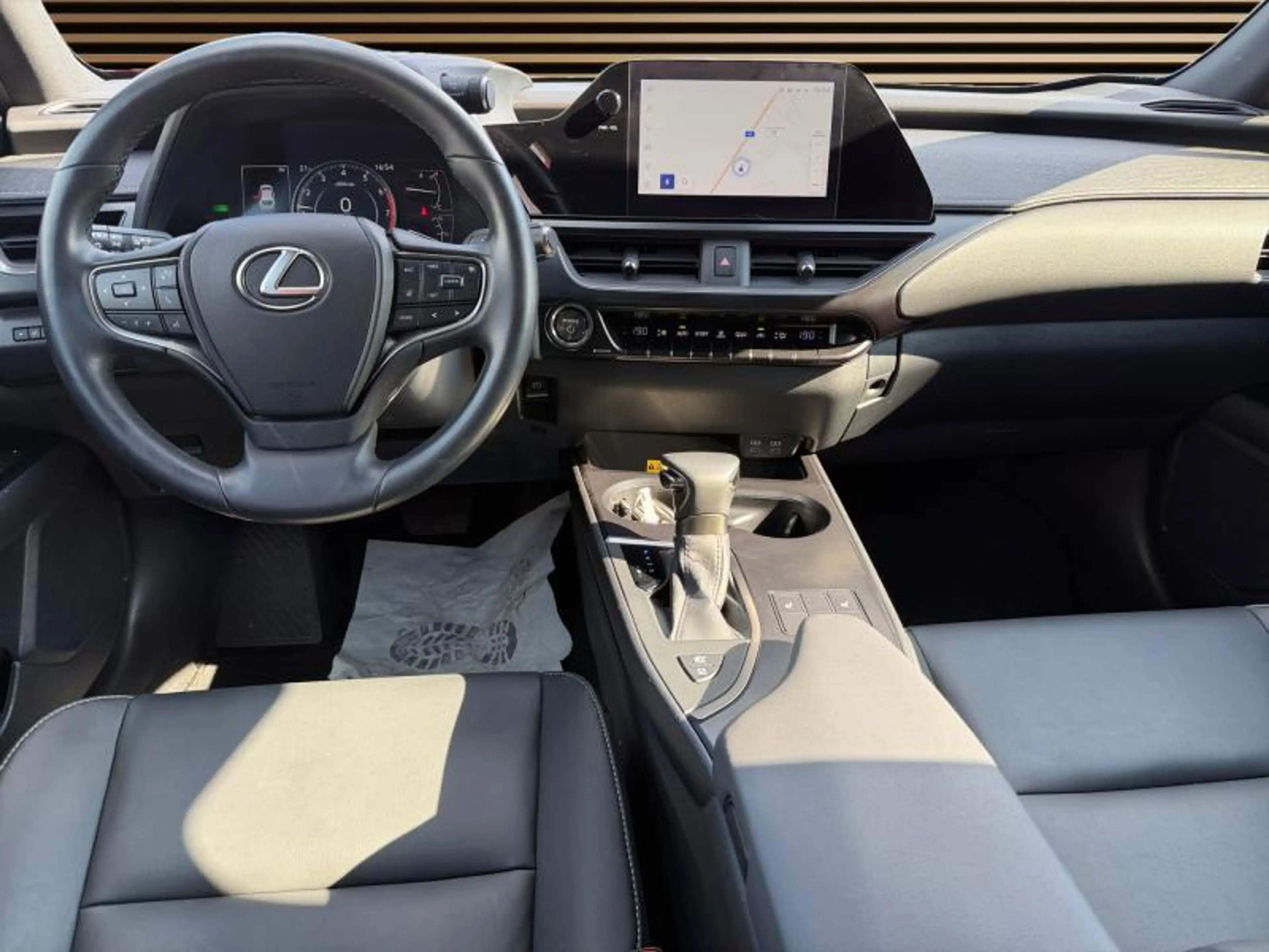 Lexus UX 250h F SPORT Design — photo 13